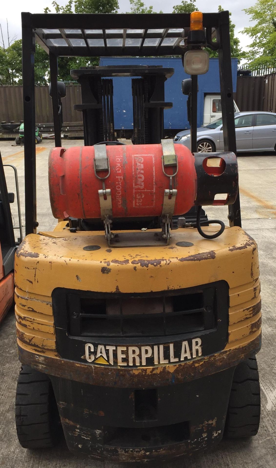 A CATERPILLAR GP25 2.5 TONNE GAS FORK LIFT TRUCK. - Image 2 of 4