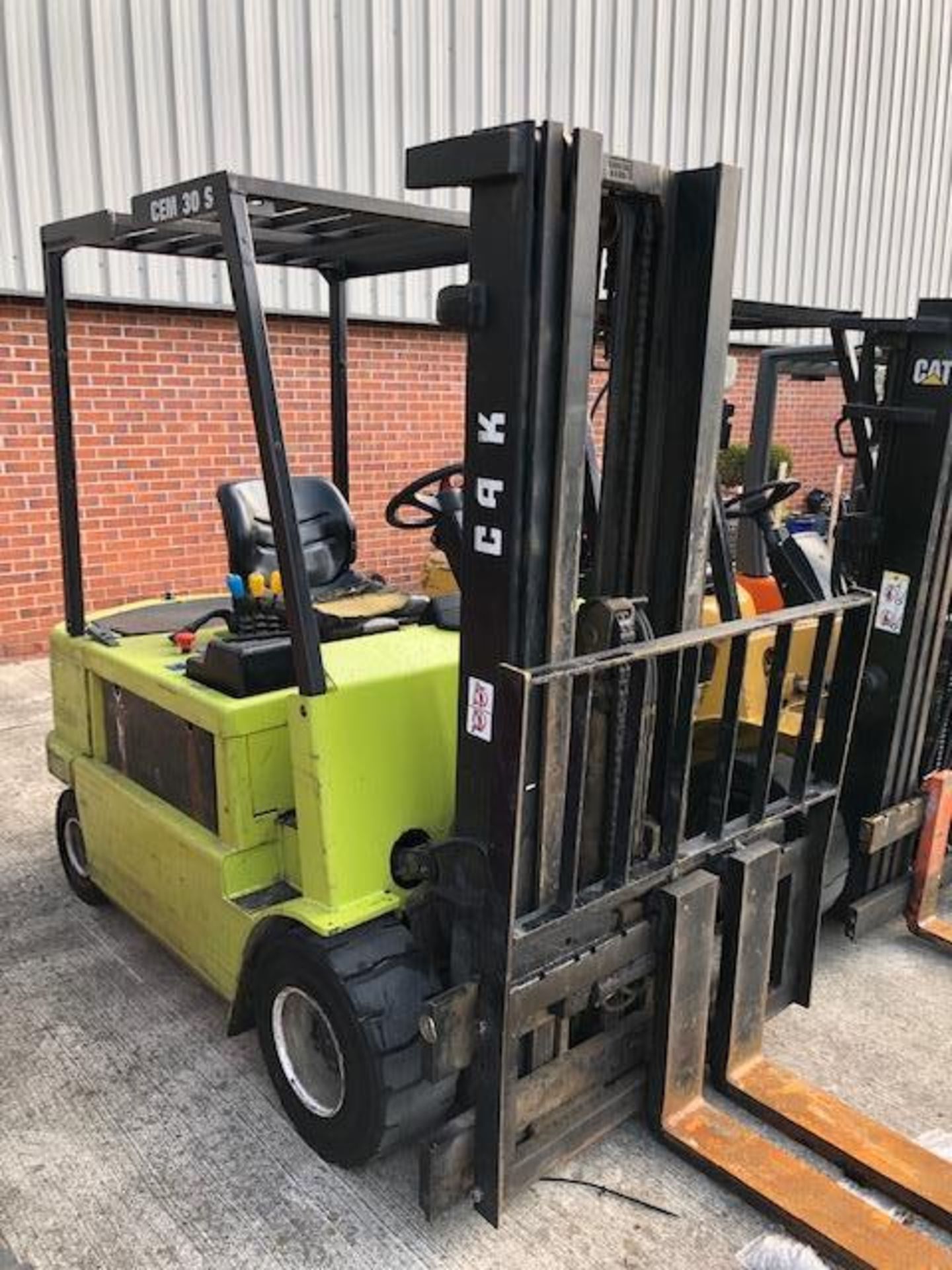 A CLARK CEM305 THREE TONNE ELECTRIC FORK LIFT TRUCK - colour: green, with Cascade side shift. - Image 5 of 5