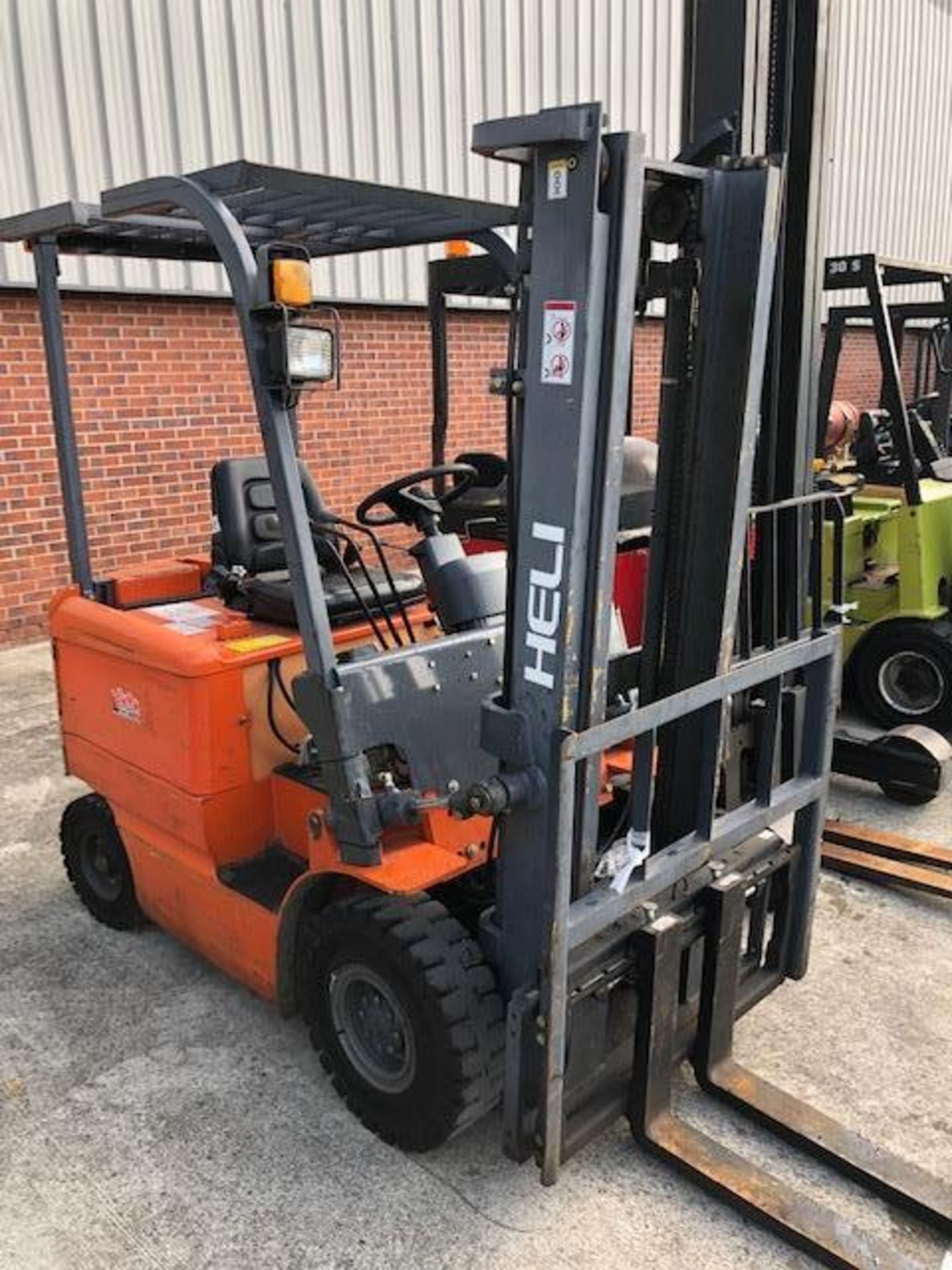 A HELI HFB18 1800KG ELECTRIC FORK LIFT TRUCK. - Image 5 of 5