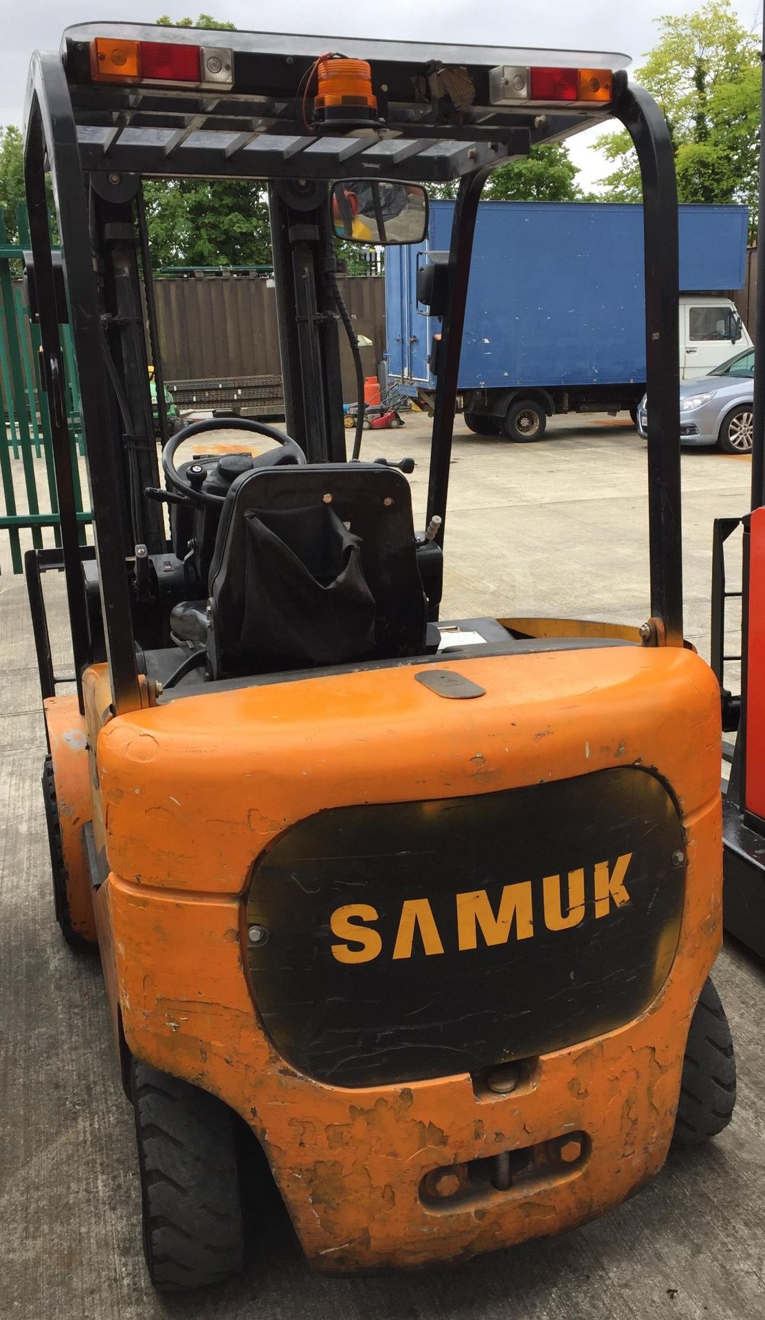 A SAMUK HG25AC 2.5 TONNE ELECTRIC FORKLIFT TRUCK - colour orange. - Image 2 of 4