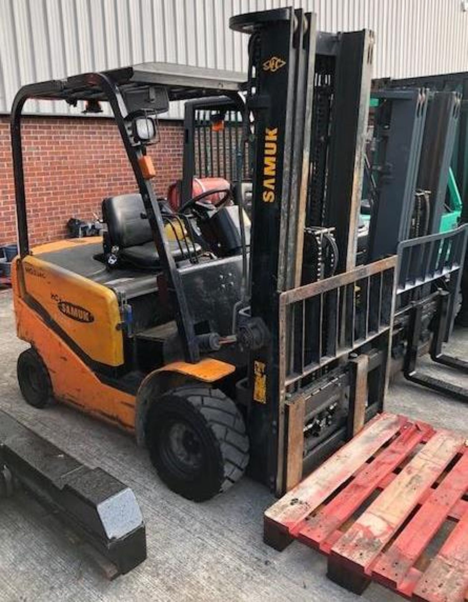 A SAMUK HG25AC 2.5 TONNE ELECTRIC FORKLIFT TRUCK - colour orange. - Image 4 of 4