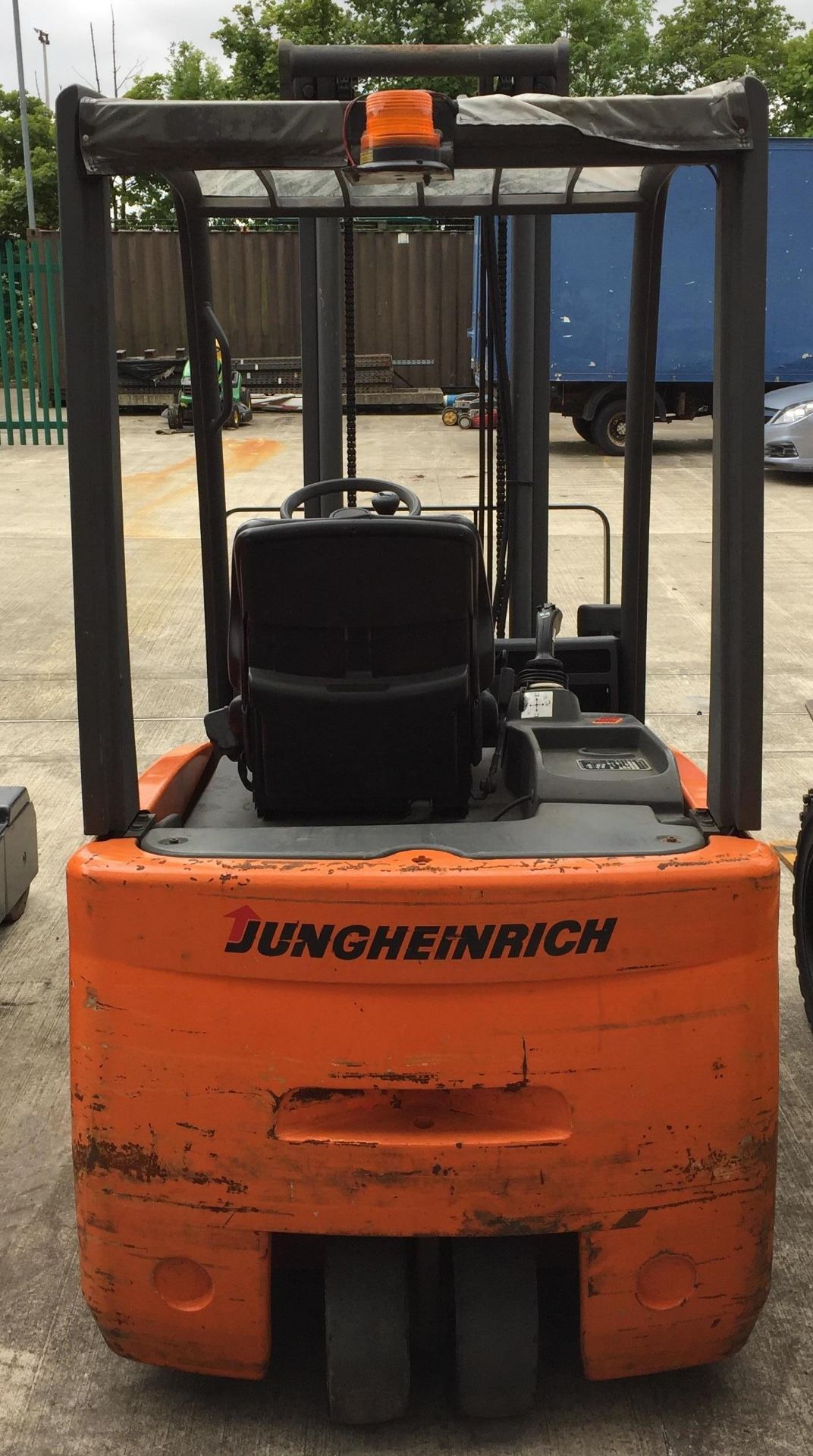 A JUNGHEINRICH LE20 TWO TONNE ELECTRIC FORK LIFT TRUCK. - Image 2 of 4