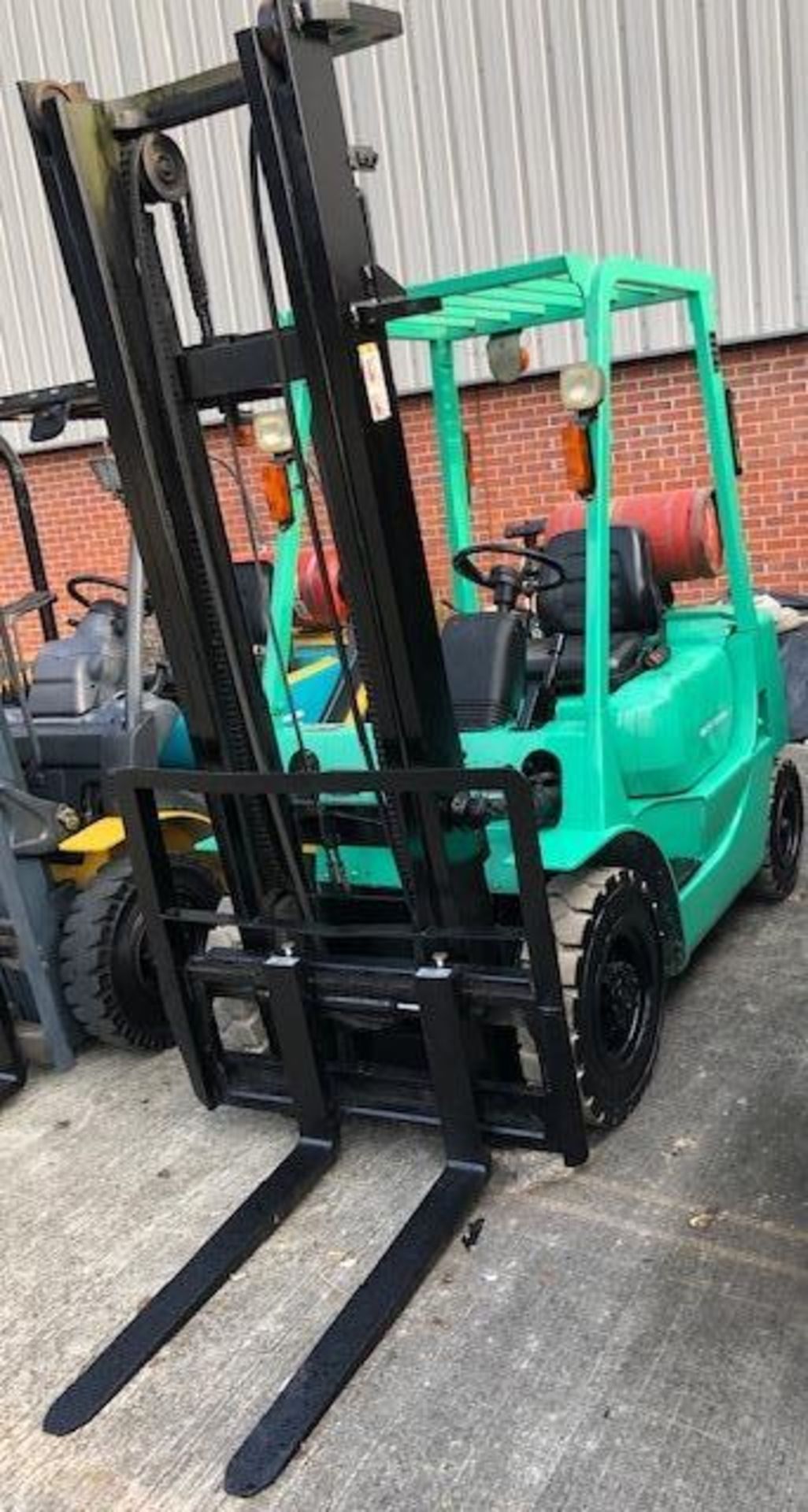 A MITSUBISHI FG20 TWO TONNE GAS FORKLIFT TRUCK with Cascade side shift - colour green. - Image 4 of 4