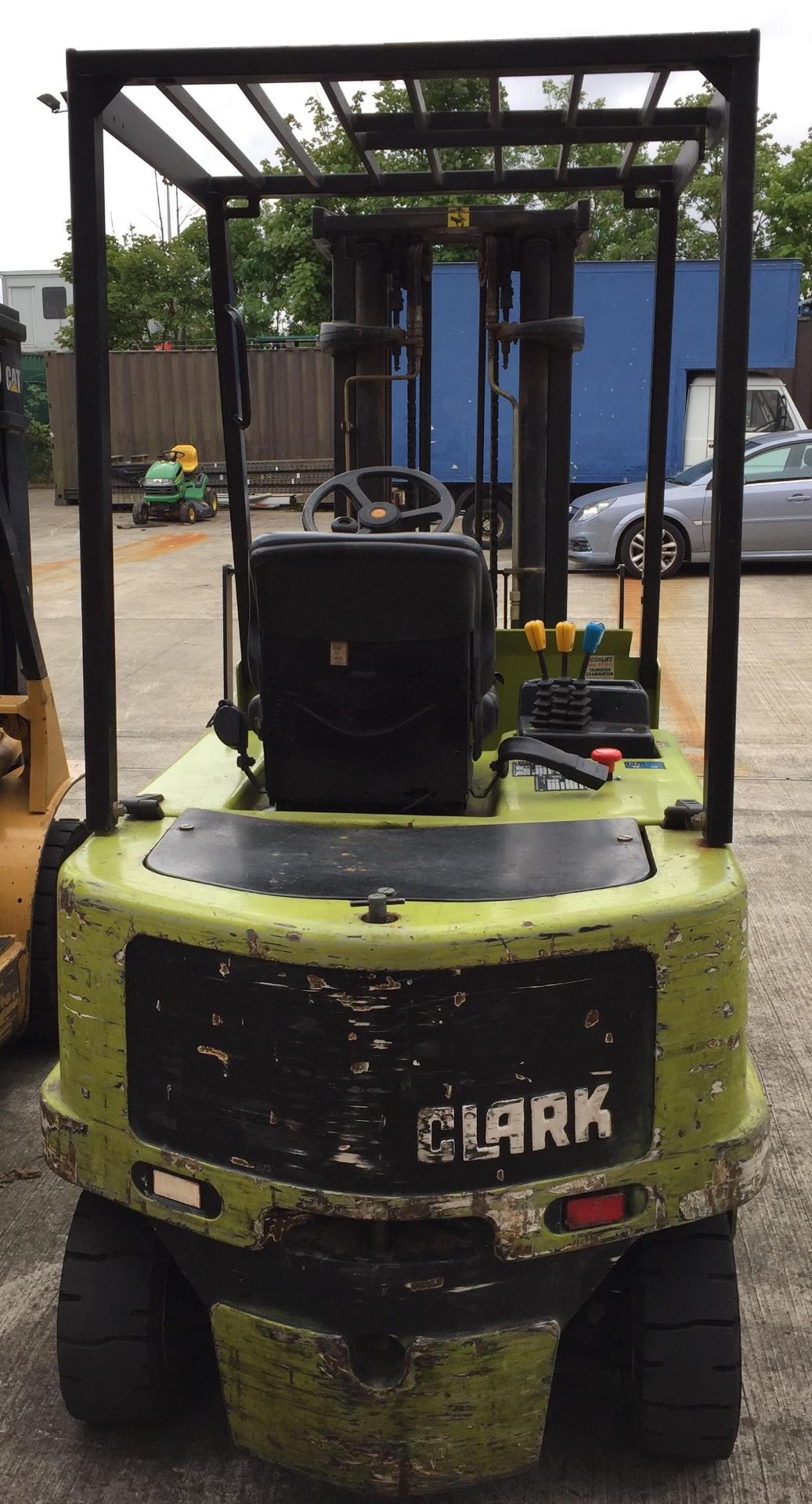 A CLARK CEM305 THREE TONNE ELECTRIC FORK LIFT TRUCK - colour: green, with Cascade side shift. - Image 2 of 5