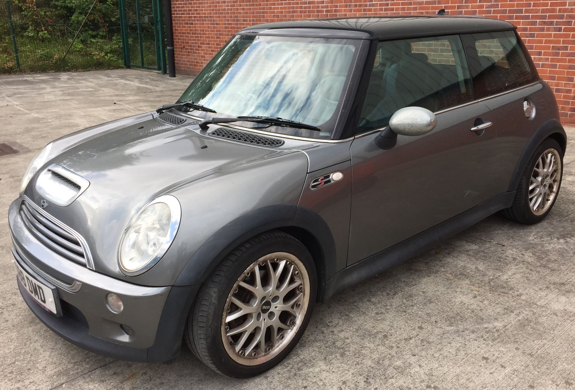 MINI COOPER 1.6S THREE DOOR HATCHBACK - Petrol - Grey - Grey/blue leather upholstery. - Image 2 of 10