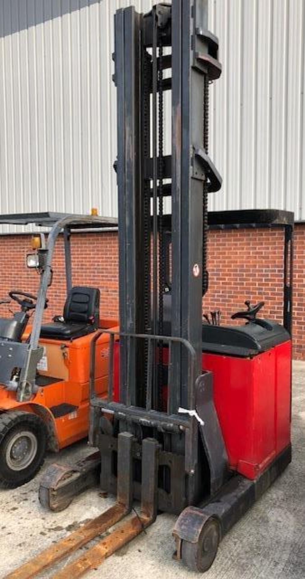 A LANSING LINDE R14 ELECTRIC REACH TRUCK. - Image 5 of 5