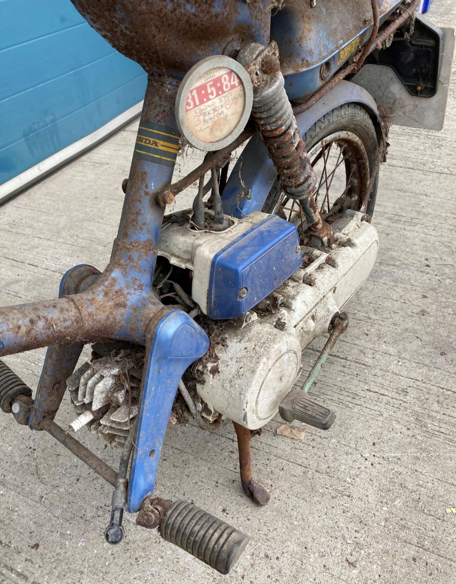 HONDA EXPRESS 49cc MOPED - Petrol - Blue. BARN FIND - From a deceased estate. Reg No: GWW 775T. - Image 7 of 10