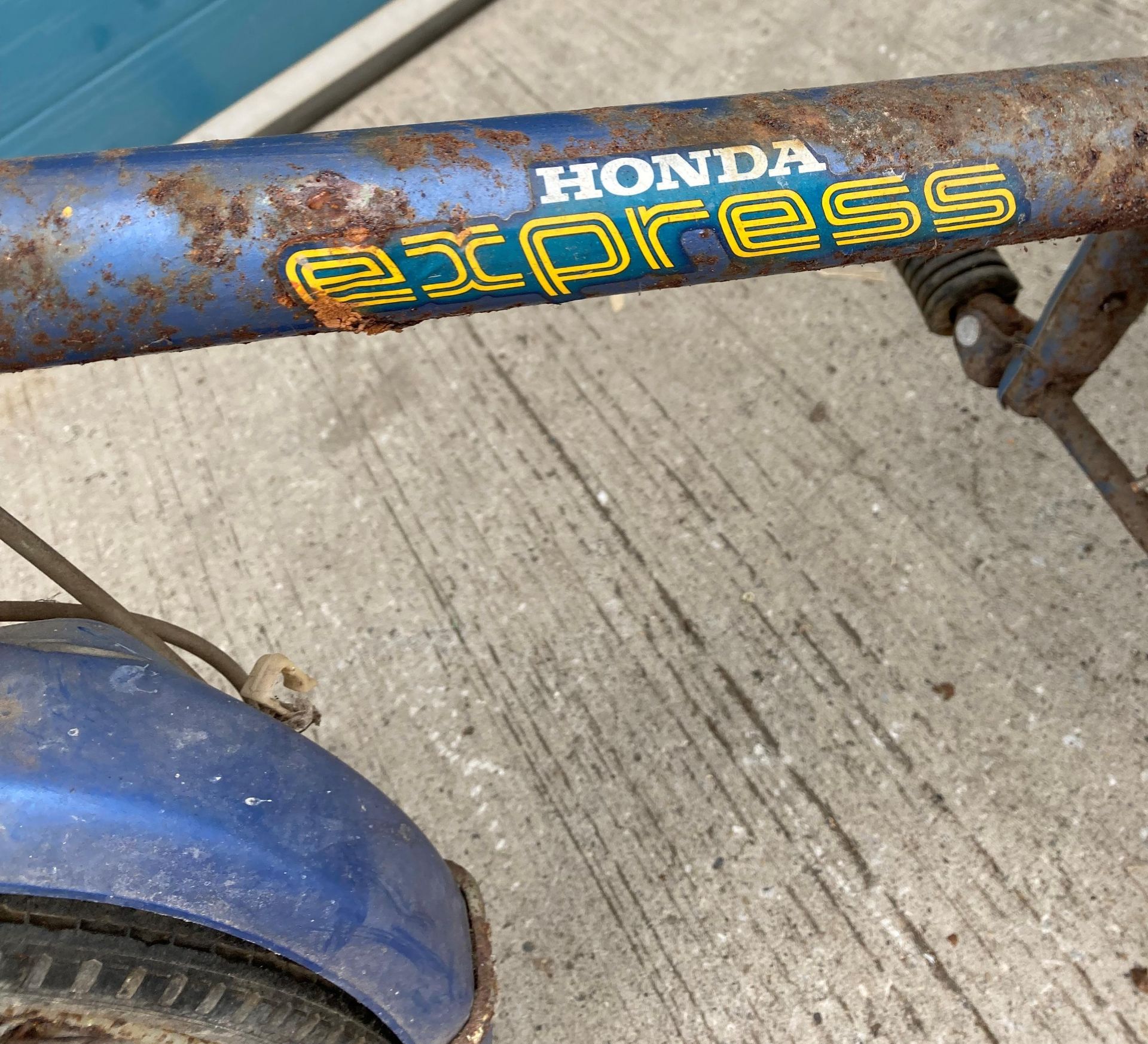 HONDA EXPRESS 49cc MOPED - Petrol - Blue. BARN FIND - From a deceased estate. Reg No: GWW 775T. - Image 5 of 10