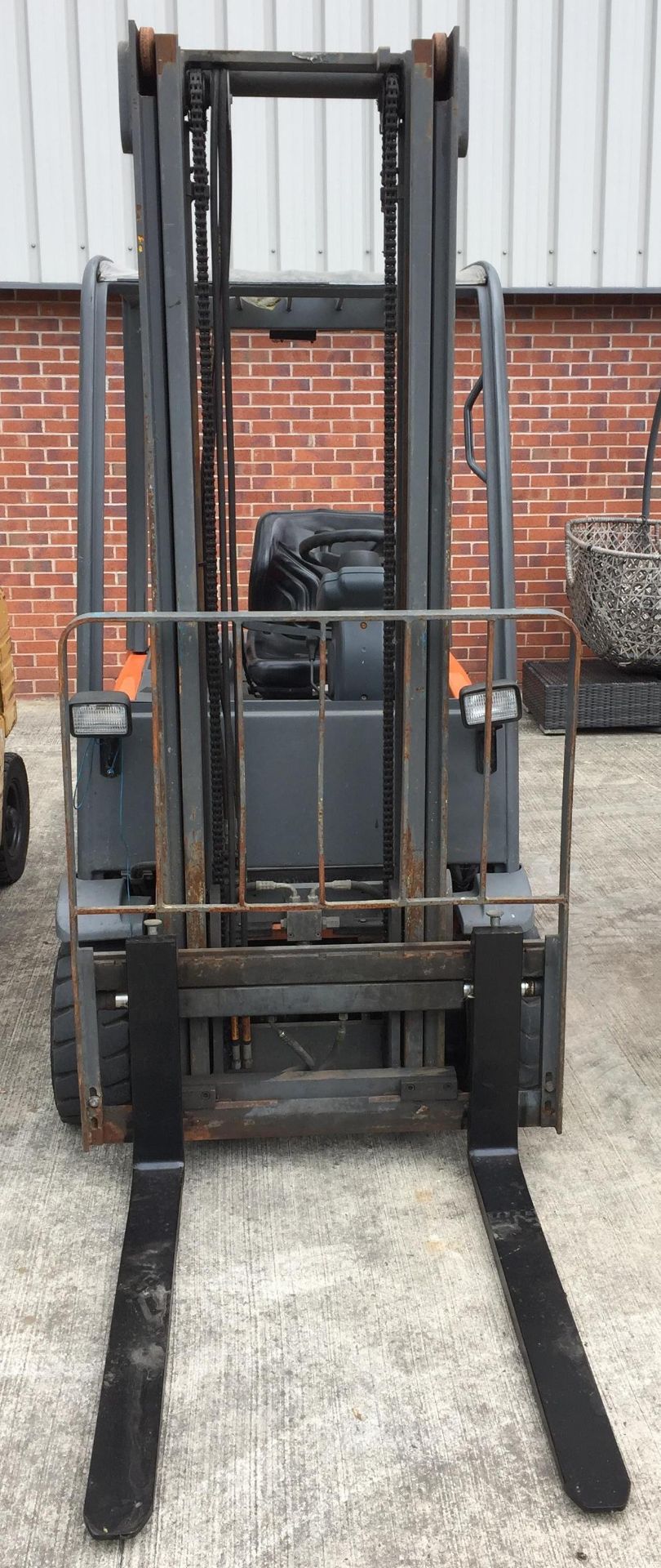 A JUNGHEINRICH LE20 TWO TONNE ELECTRIC FORK LIFT TRUCK.