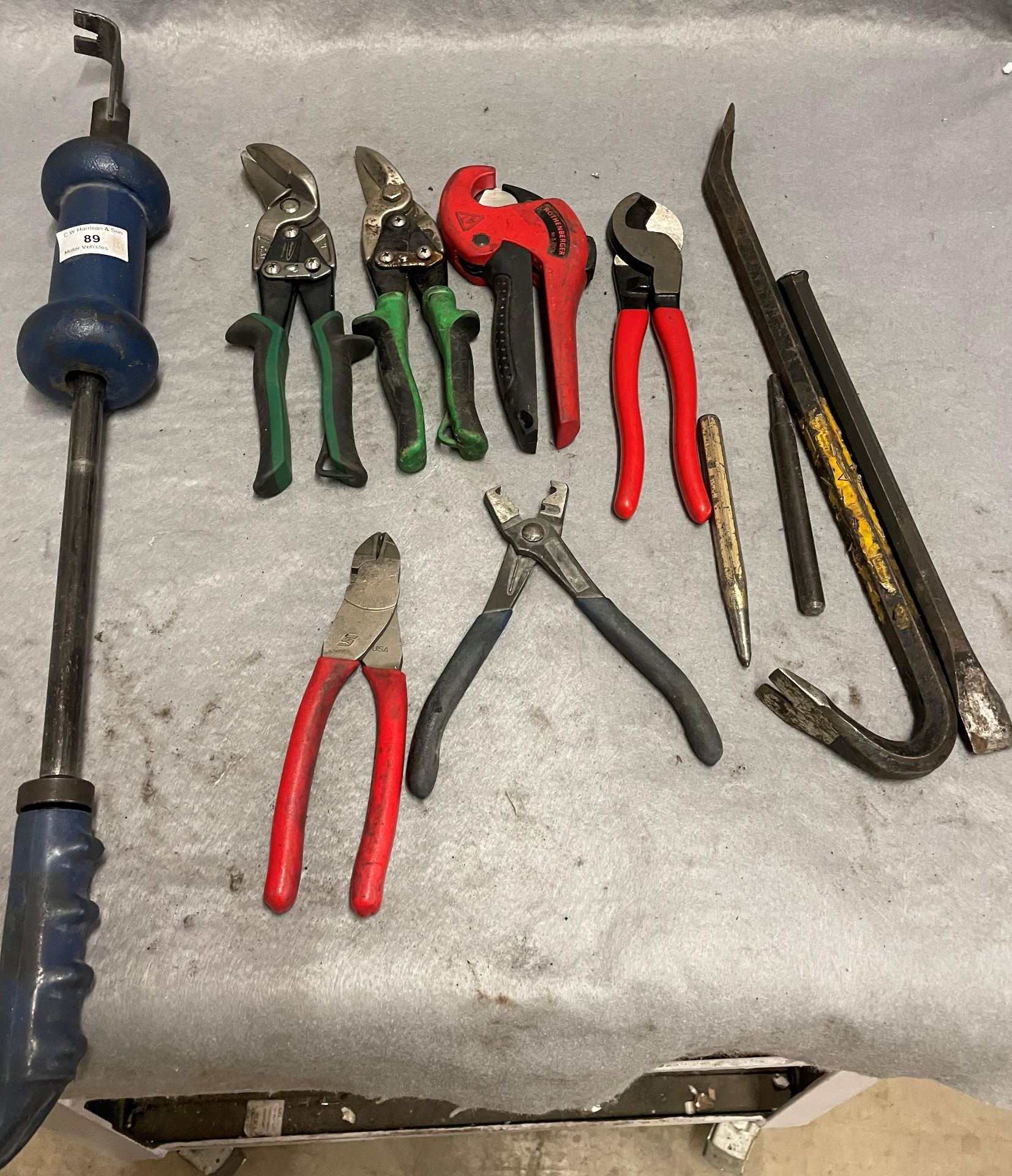 11 x assorted items - body puller, metal shears,