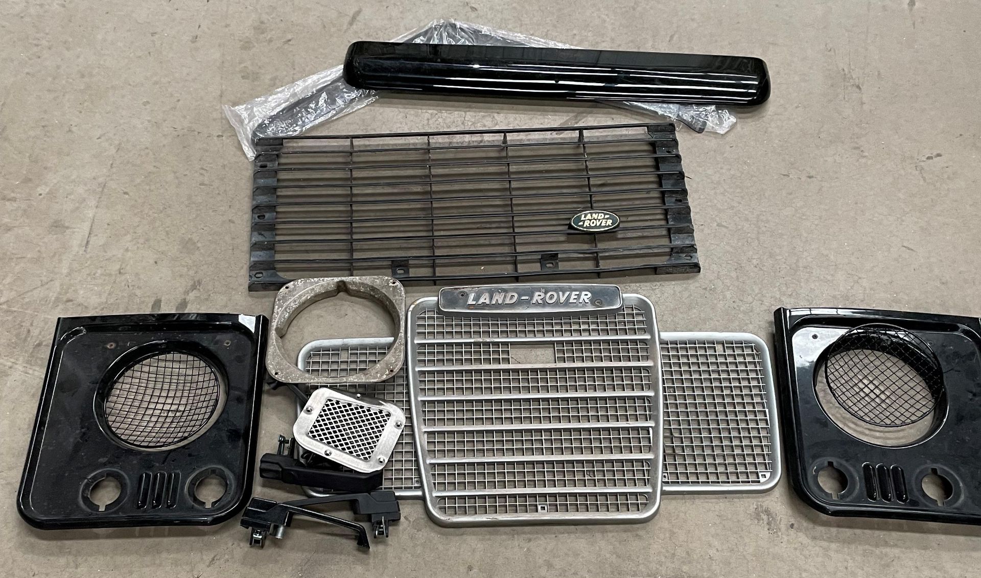 2 x Land Rover grills,