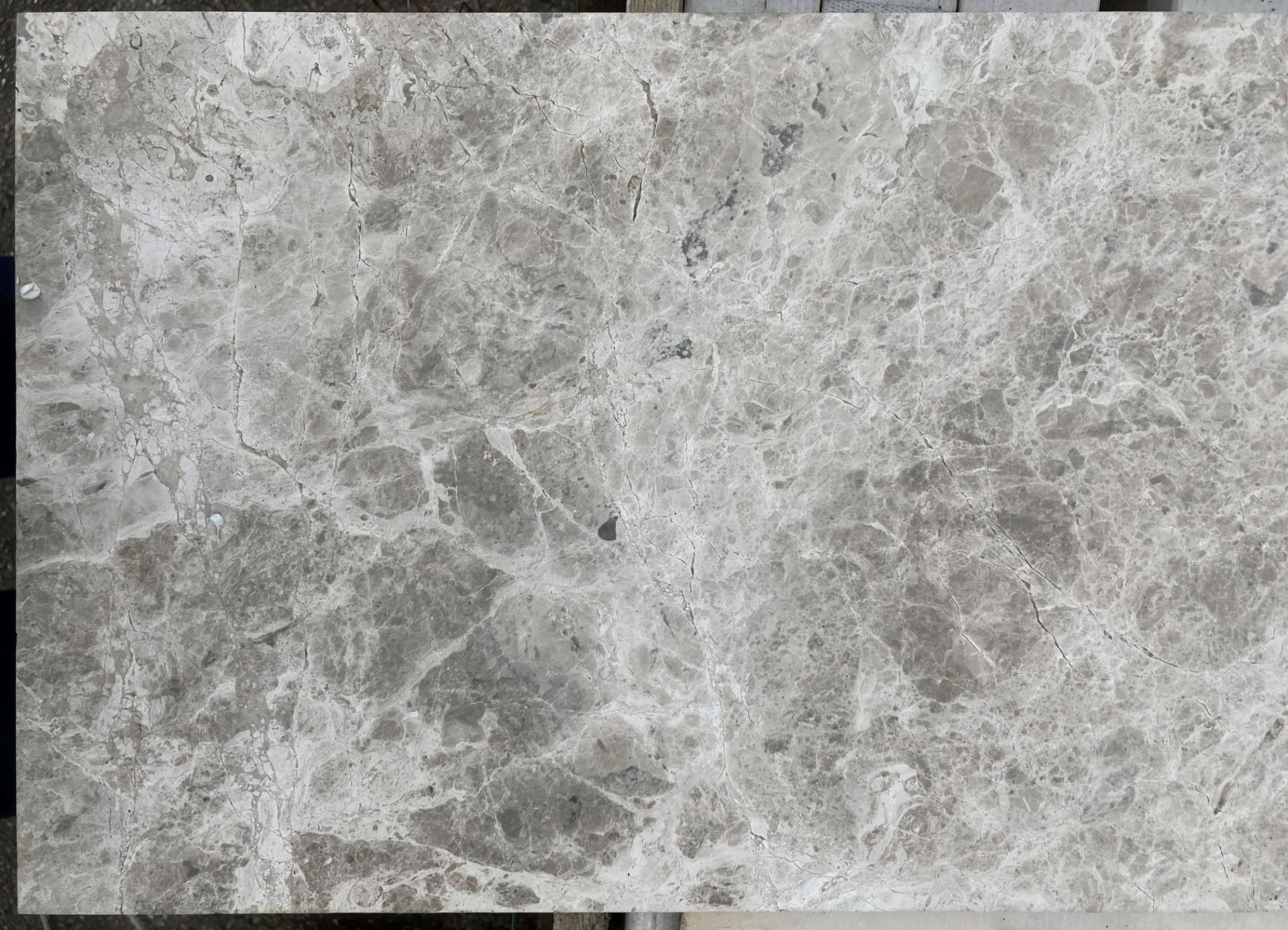 40 x packs of 4 marble tiles in Silver Emperador - 30 x 60 x 1. - Image 2 of 3