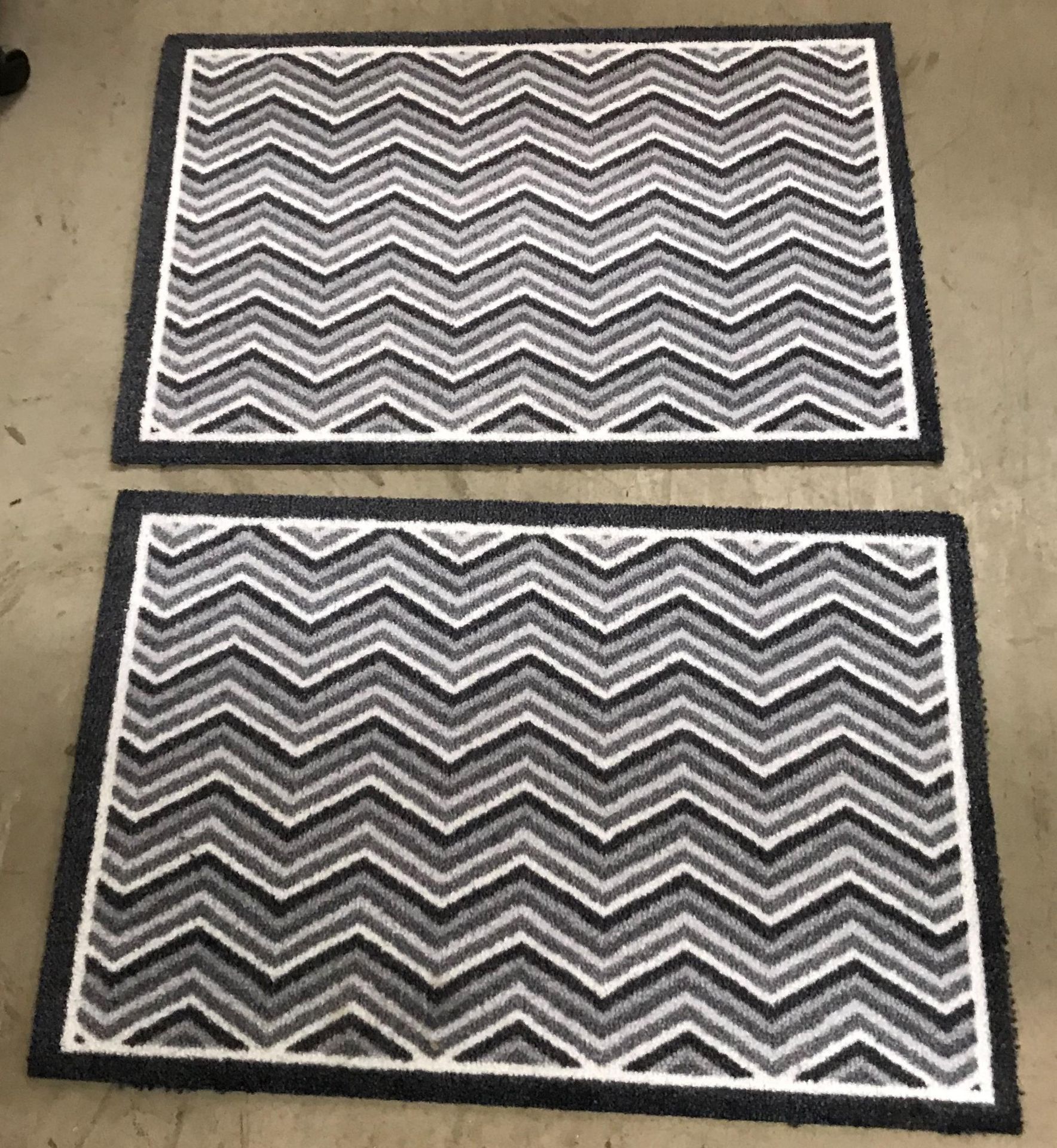 5 x black and white chevron rubber backed mats - 75 x 50cm