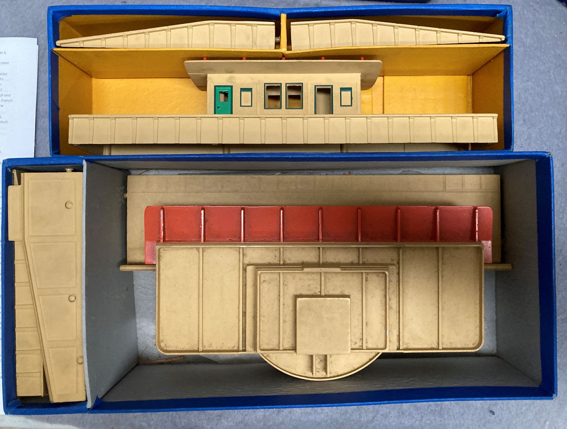 Five boxed Hornby Dublo OO gauge train accessories - D1 through station, D1 island platform, - Image 2 of 2