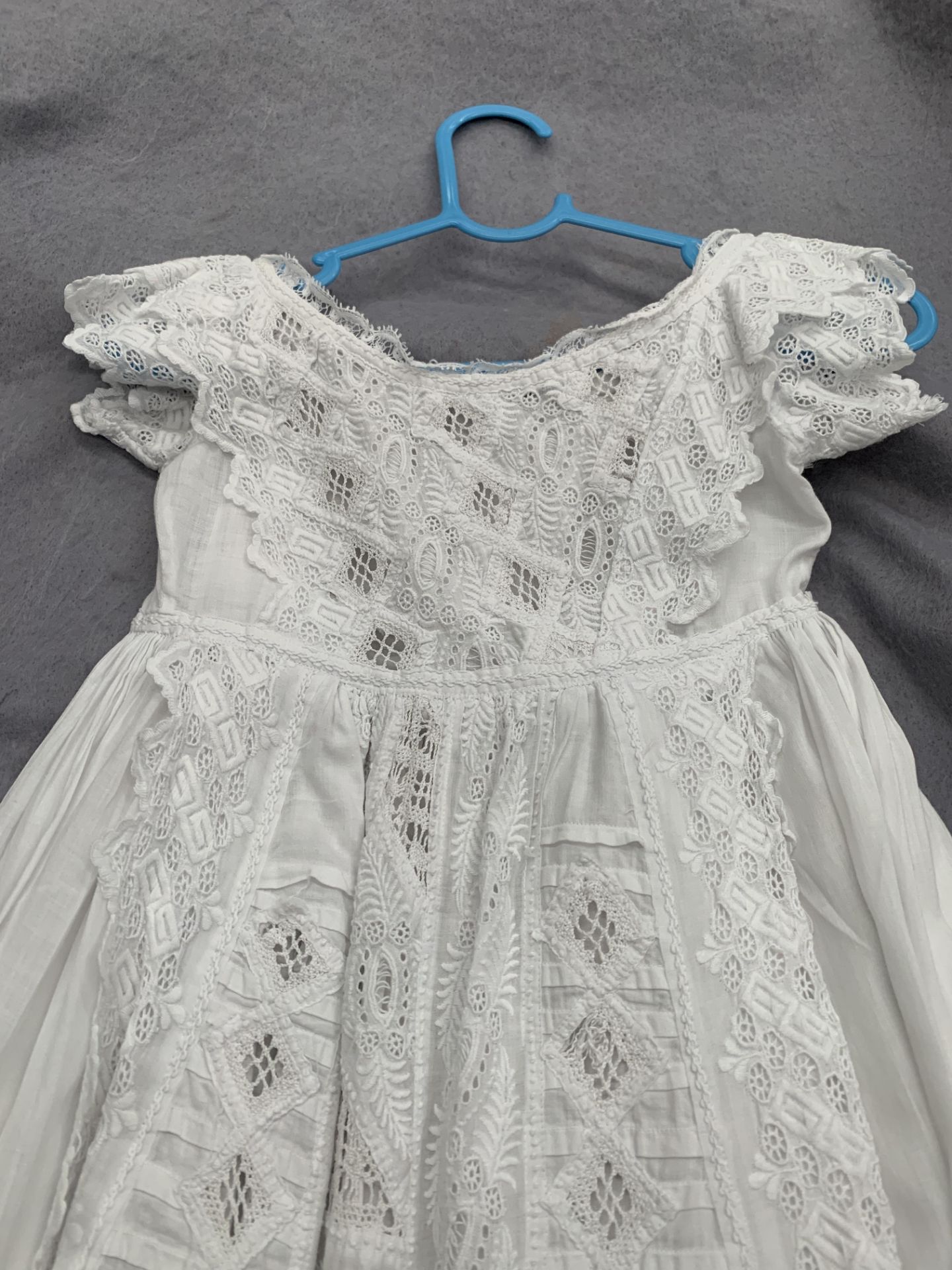 A child's linen Christening gown in white - Image 2 of 3