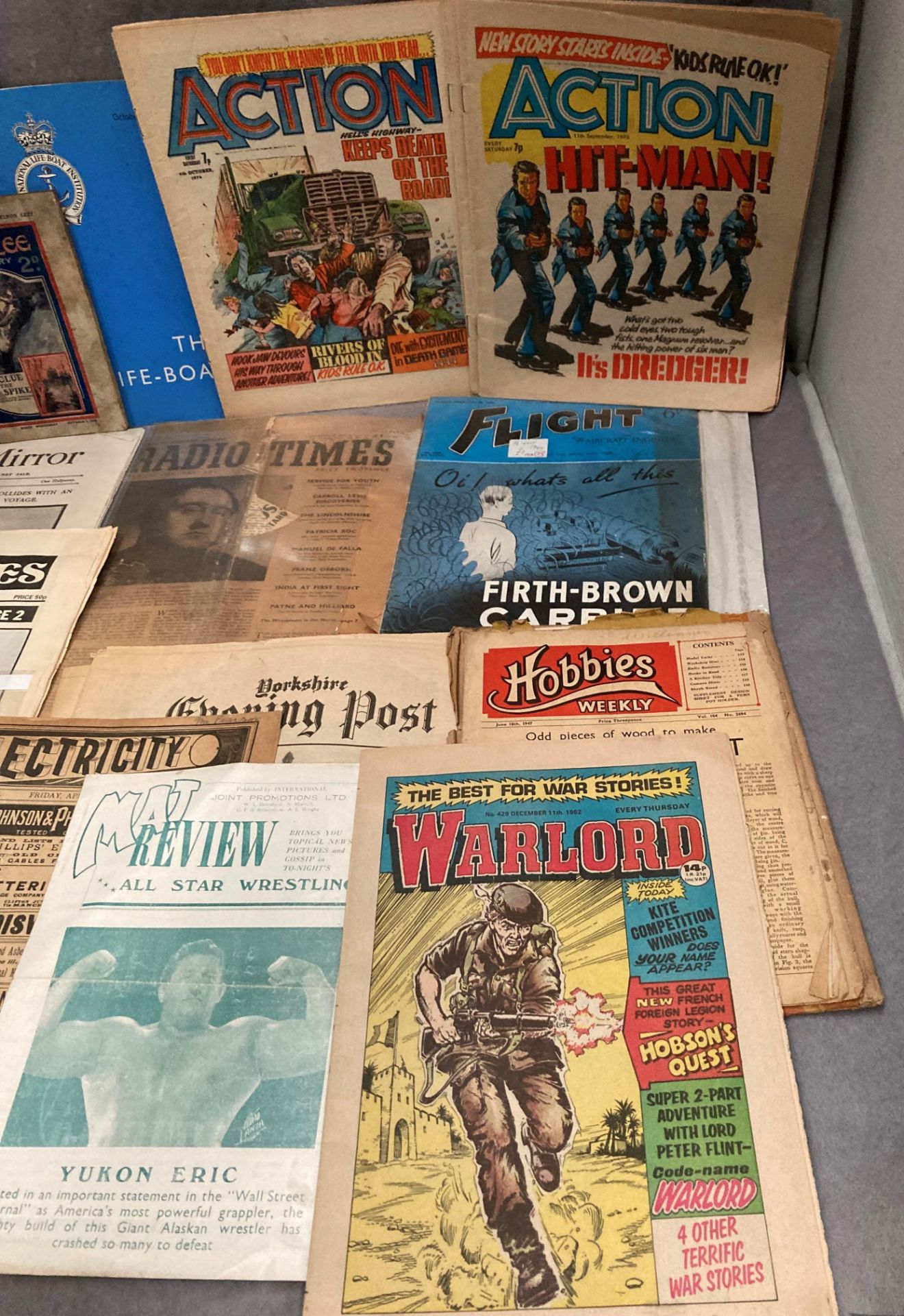 A quantity of old magazines and comics including Flight 1940, Electricity April 24th 1903, - Image 3 of 3
