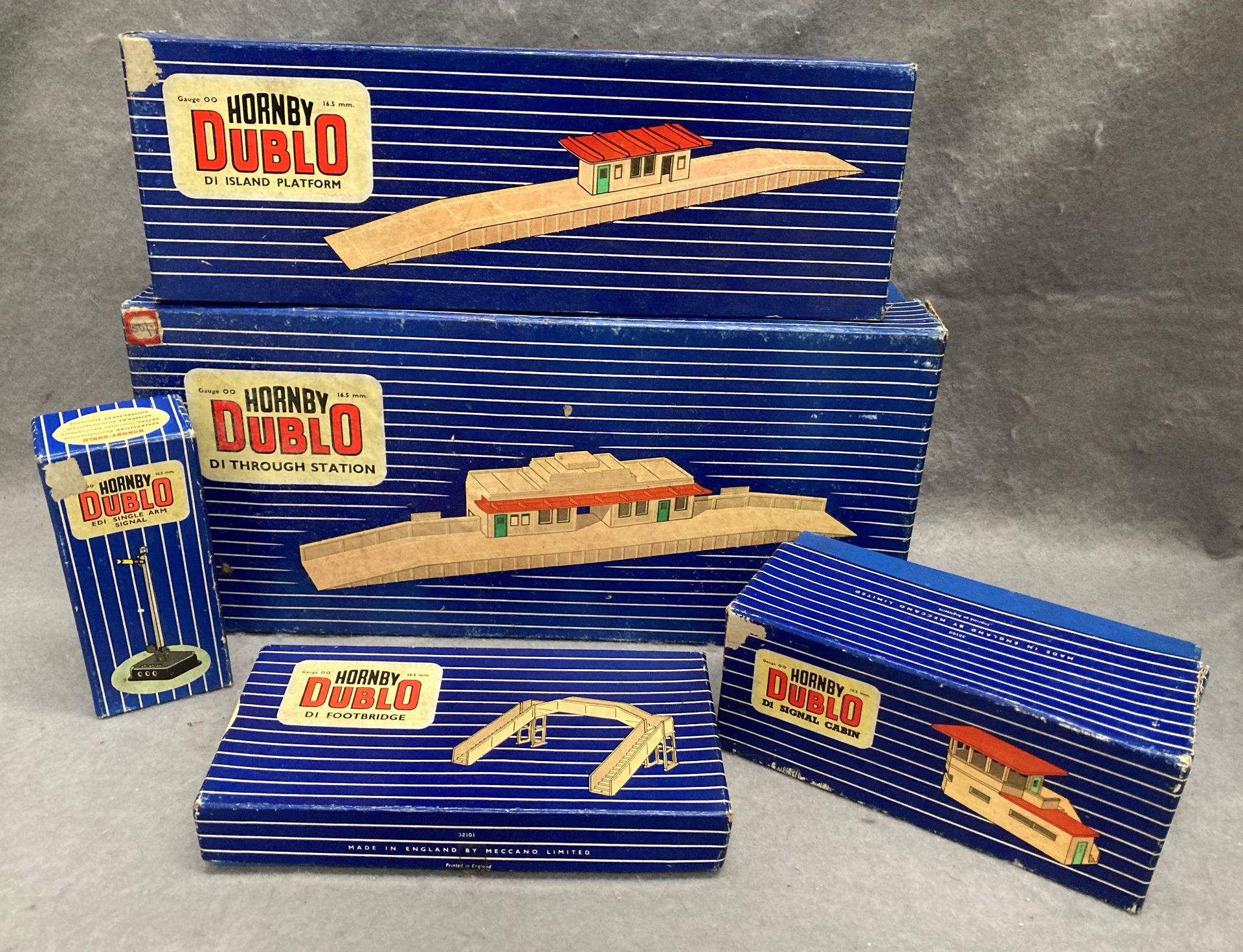 Five boxed Hornby Dublo OO gauge train accessories - D1 through station, D1 island platform,