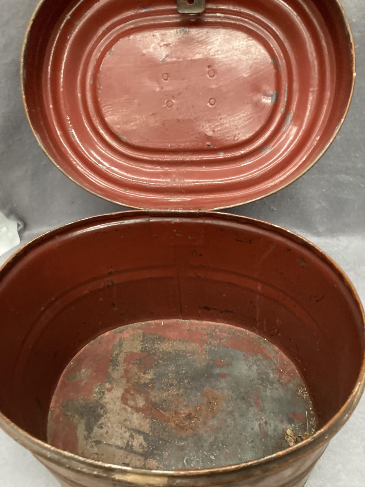 A brown metal top hat box - Image 2 of 2