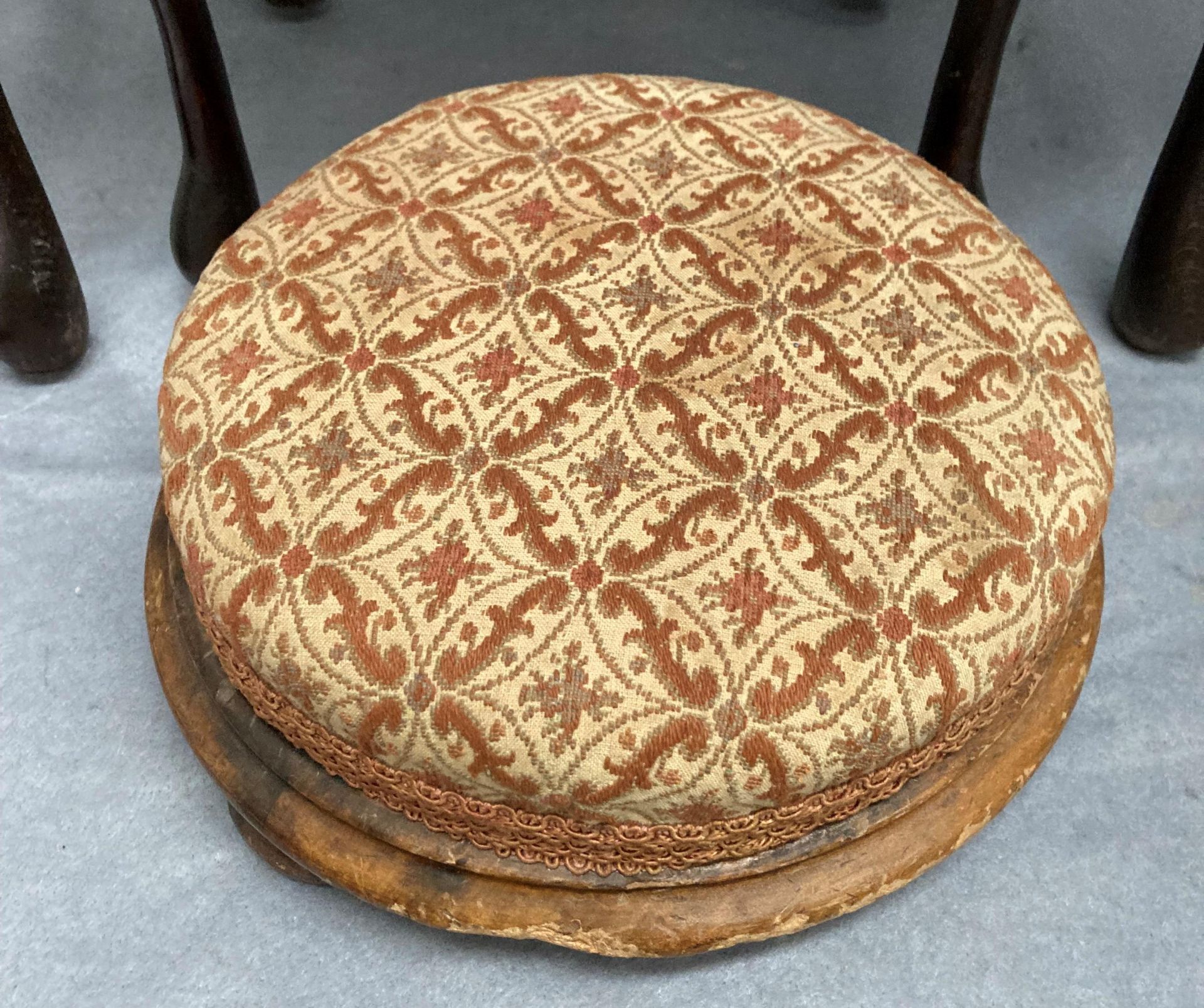 A nest of three coffee tables with brown tooled leather effect tops with inset glass and a small - Image 2 of 3