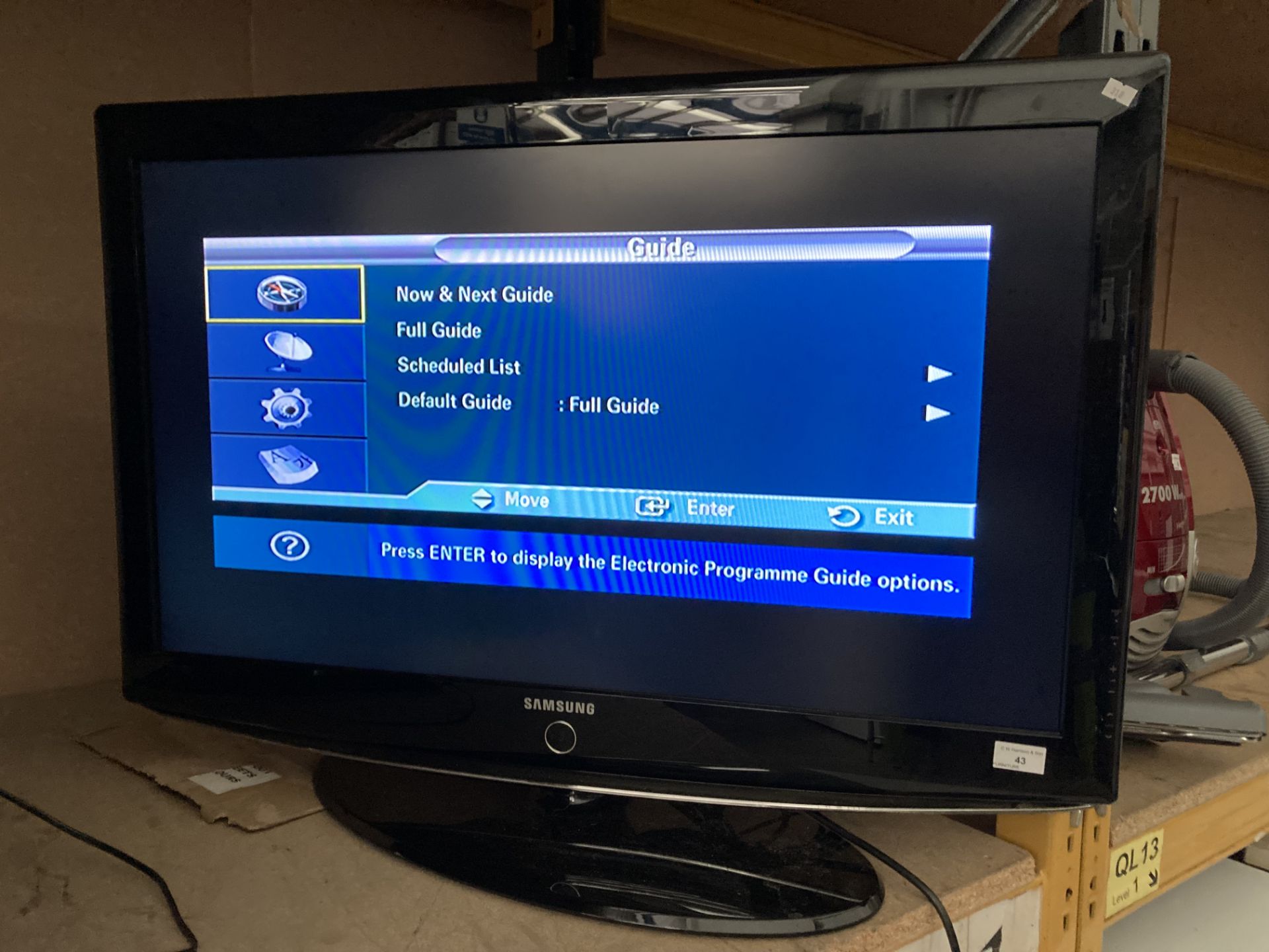 A Samsung LE37R87 BDX/XUE 37" TV complete with remote control