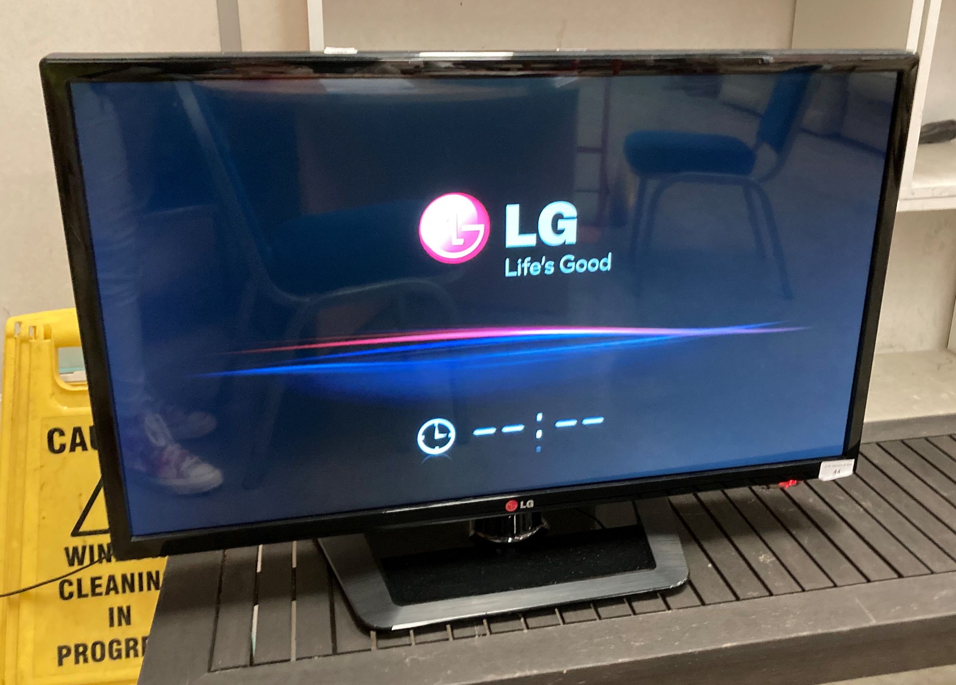 An LG 32L5345T 32" TV - no remote control