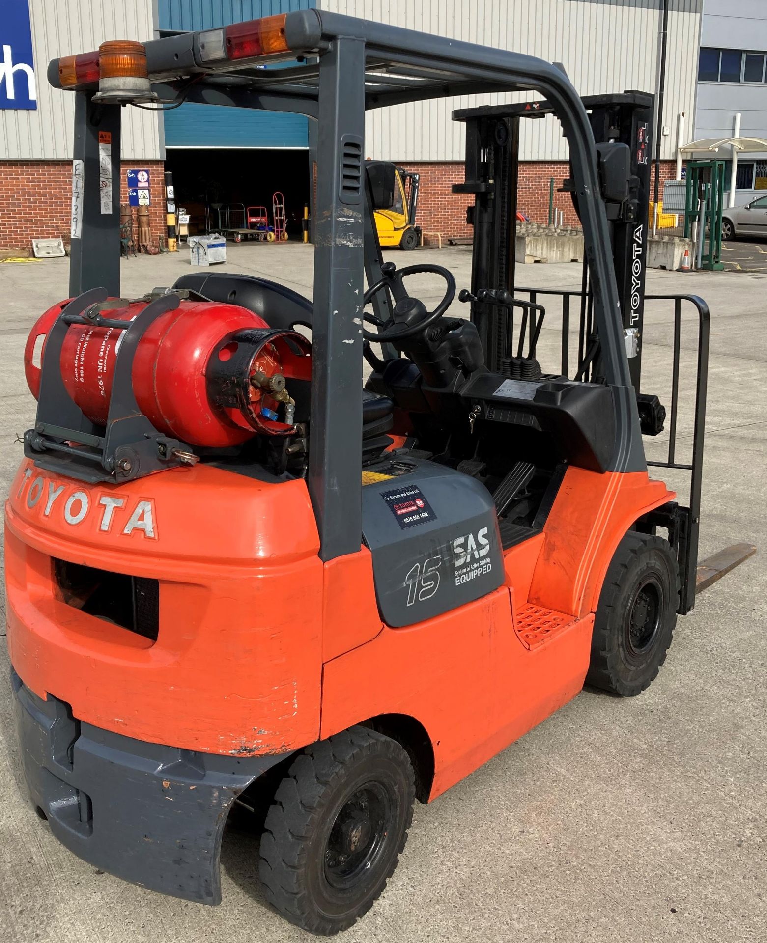 TOYOTA 1.5 tonne gas forklift truck - side shift - orange/grey. - Image 2 of 8