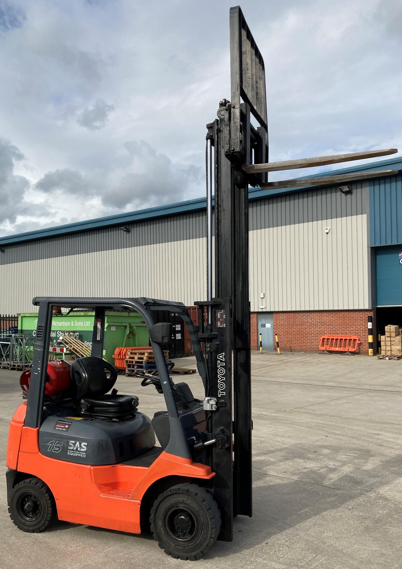 TOYOTA 1.5 tonne gas forklift truck - side shift - orange/grey. - Image 7 of 8