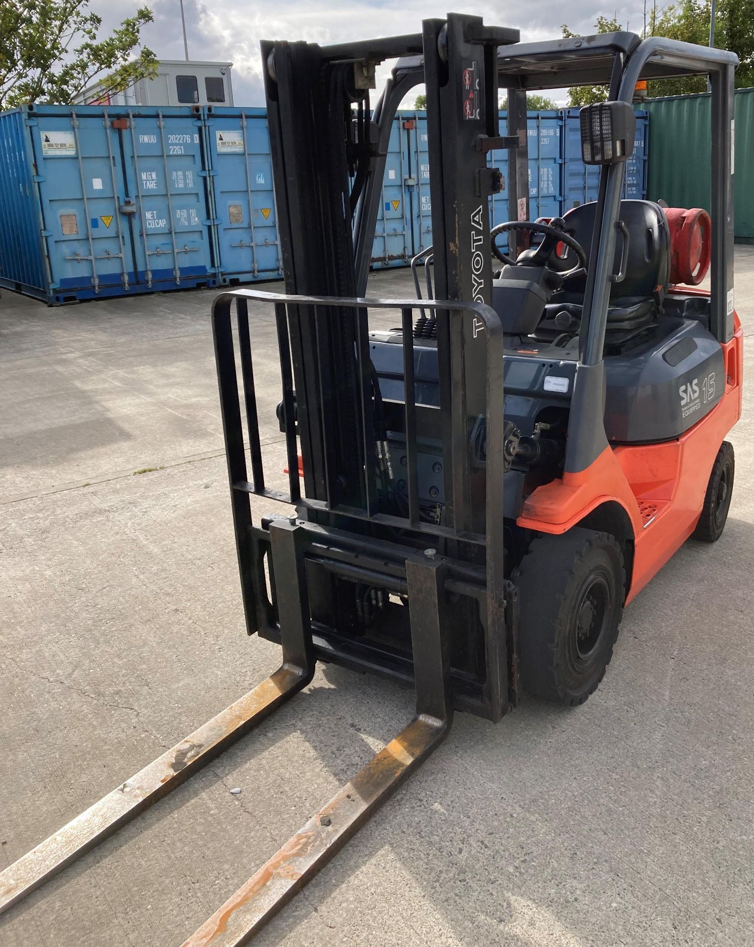 TOYOTA 1.5 tonne gas forklift truck - side shift - orange/grey. - Image 4 of 8