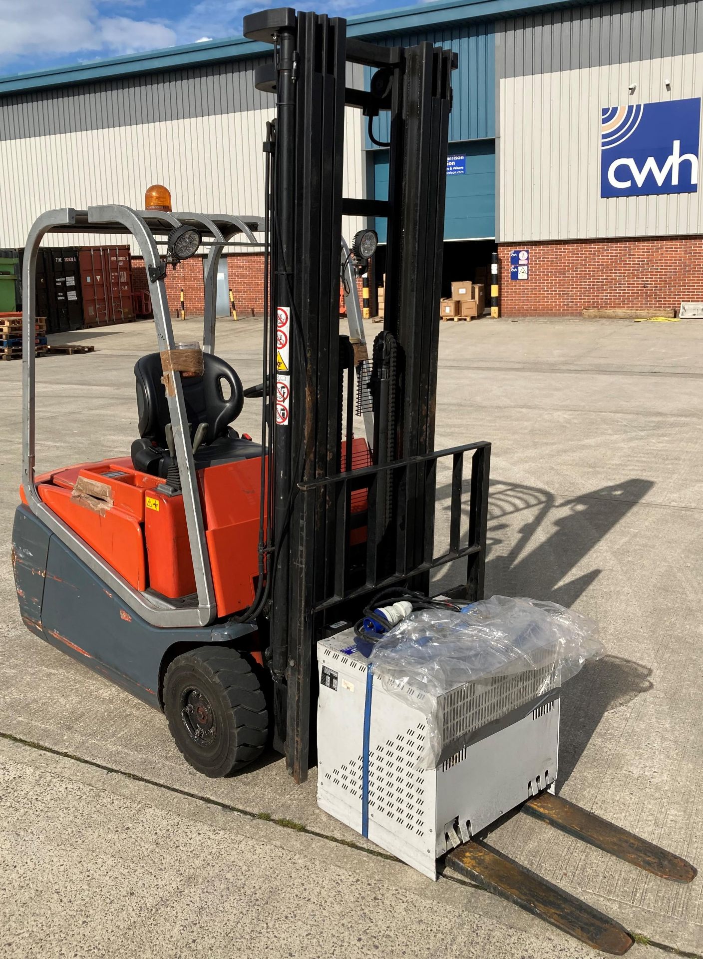 BT CARGO 1.5 tonne electric forklift truck - side shift - orange. - Image 2 of 5