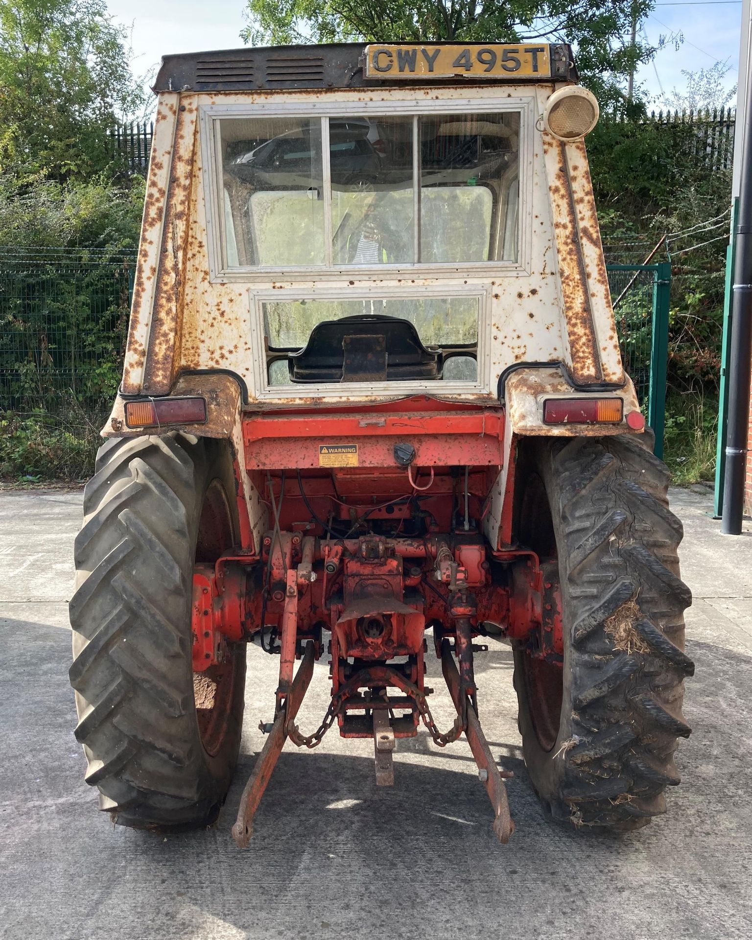 DAVID BROWN 995 CASE AGRICULTURAL TRACTOR complete with cab - White and red. From a deceased estate. - Image 5 of 16