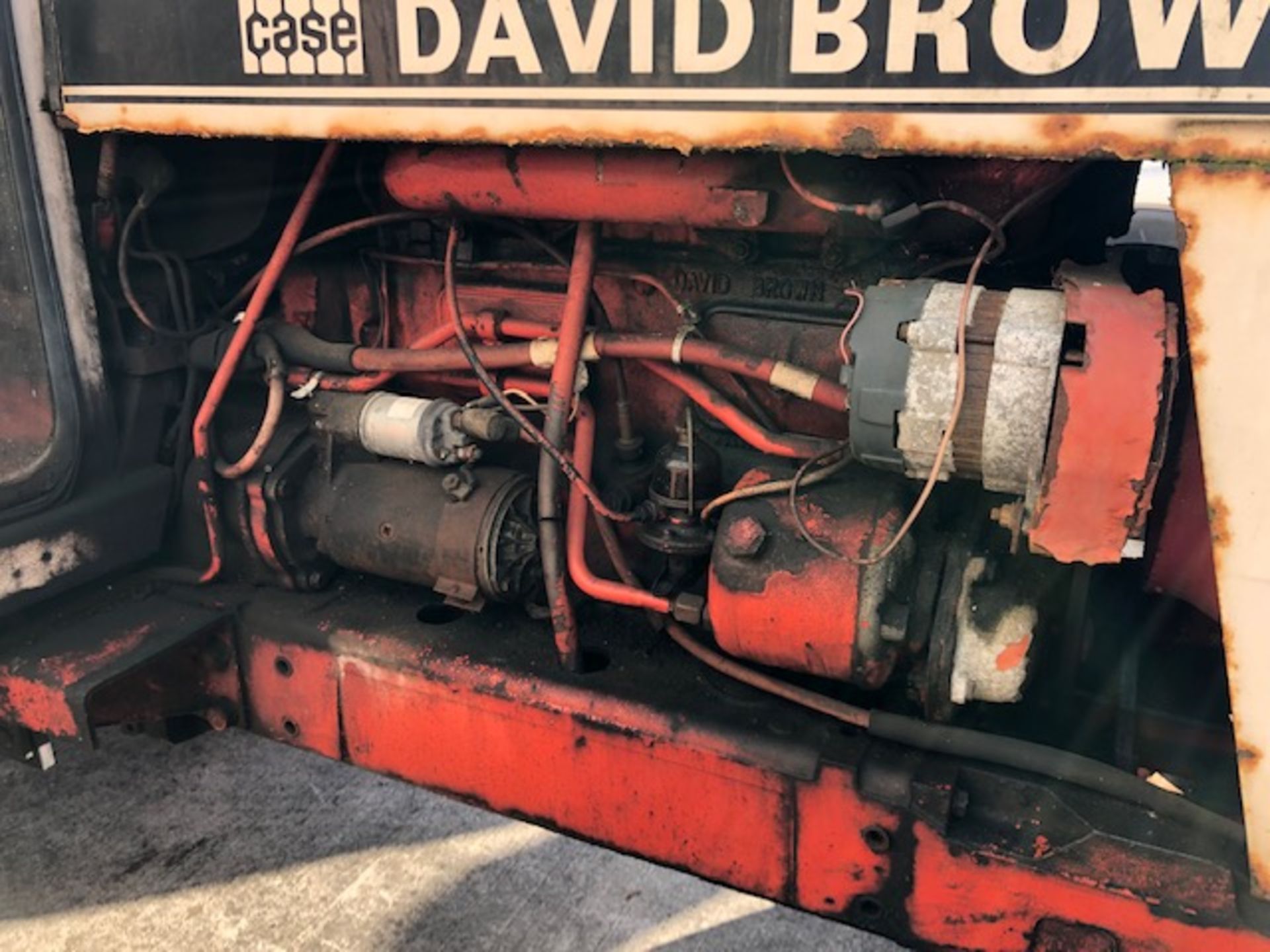 DAVID BROWN 995 CASE AGRICULTURAL TRACTOR complete with cab - White and red. From a deceased estate. - Image 11 of 16