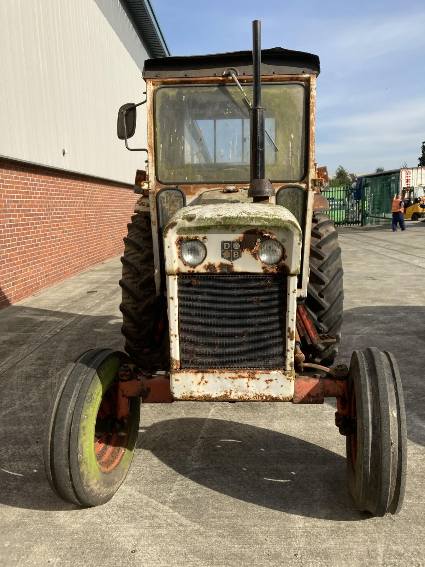 DAVID BROWN 995 CASE AGRICULTURAL TRACTOR complete with cab - White and red. From a deceased estate. - Image 2 of 16