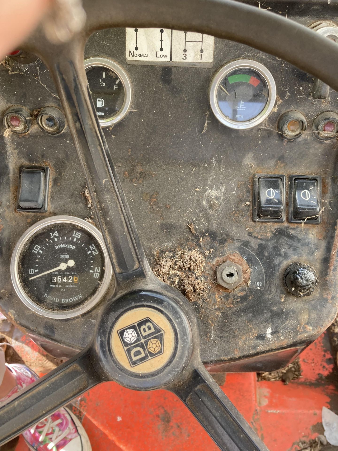 DAVID BROWN 995 CASE AGRICULTURAL TRACTOR complete with cab - White and red. From a deceased estate. - Image 8 of 16