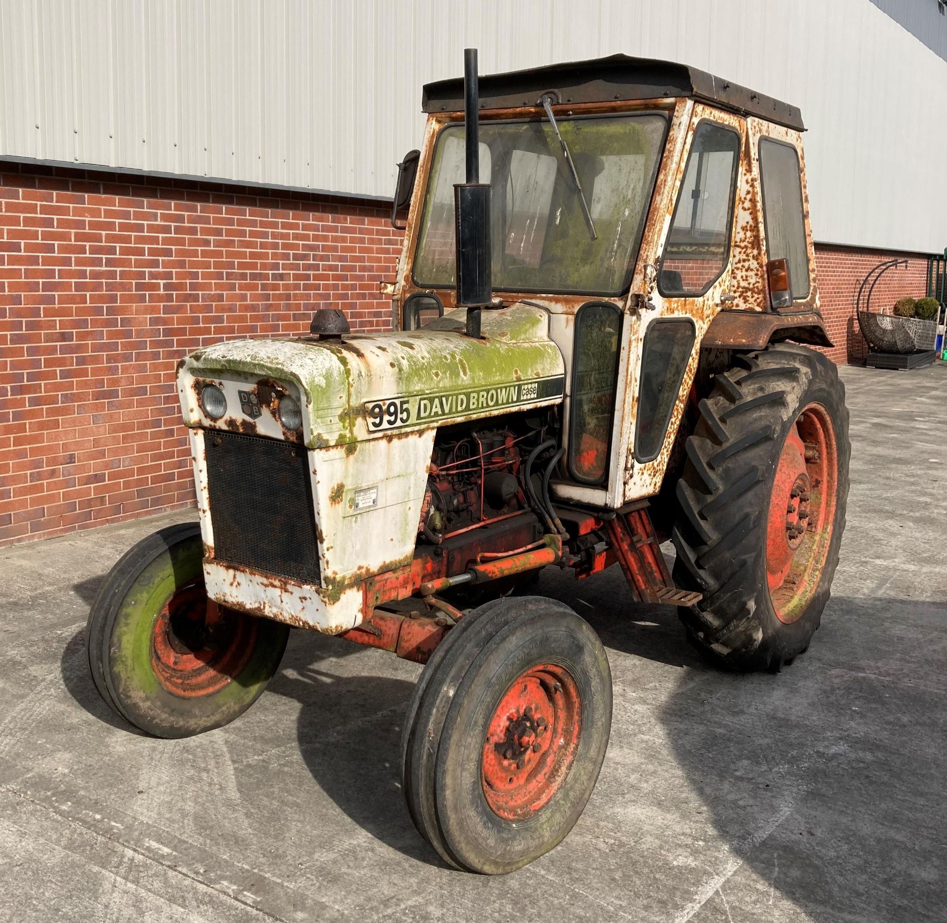 DAVID BROWN 995 CASE AGRICULTURAL TRACTOR complete with cab - White and red. From a deceased estate. - Image 3 of 16