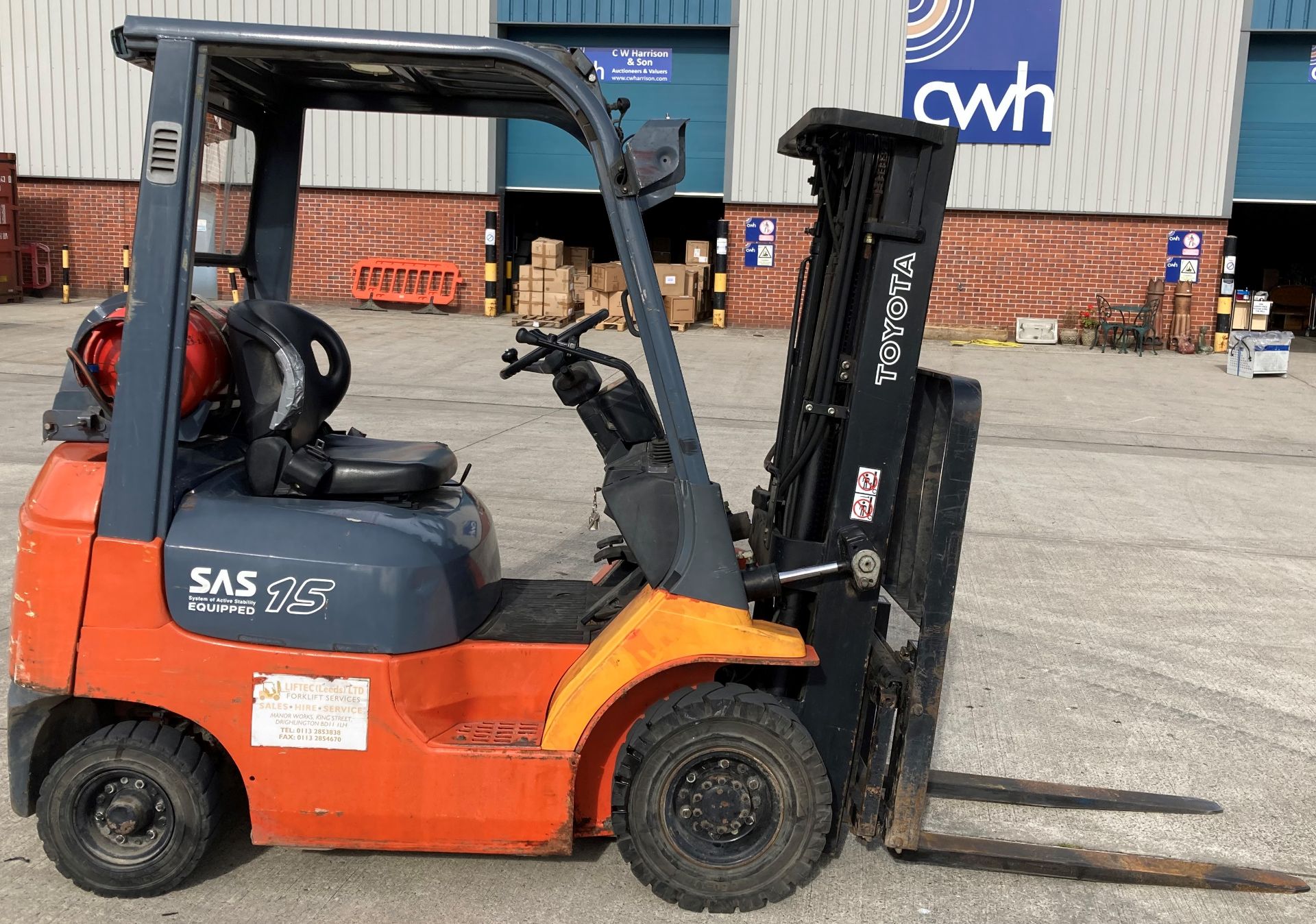 TOYOTA 1.5 tonne gas forklift truck model no: 42-7FGF15 - side shift - orange/grey. - Image 2 of 7