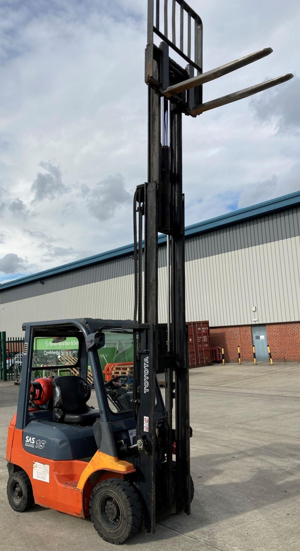 TOYOTA 1.5 tonne gas forklift truck model no: 42-7FGF15 - side shift - orange/grey. - Image 7 of 7