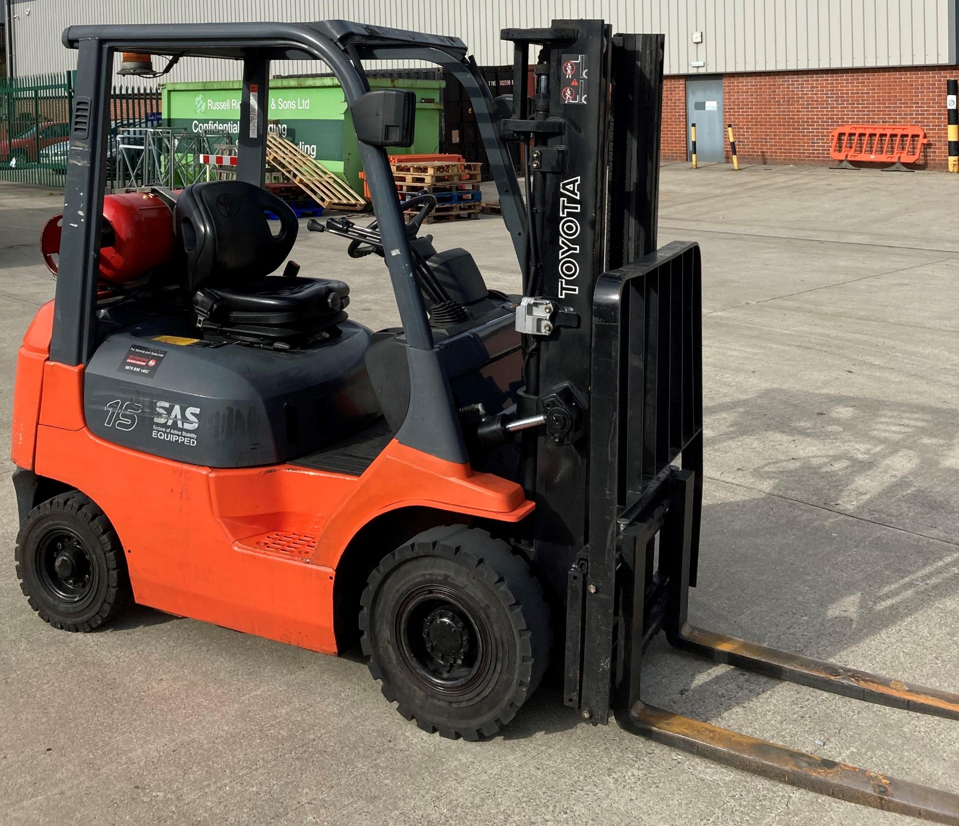 TOYOTA 1.5 tonne gas forklift truck - side shift - orange/grey.