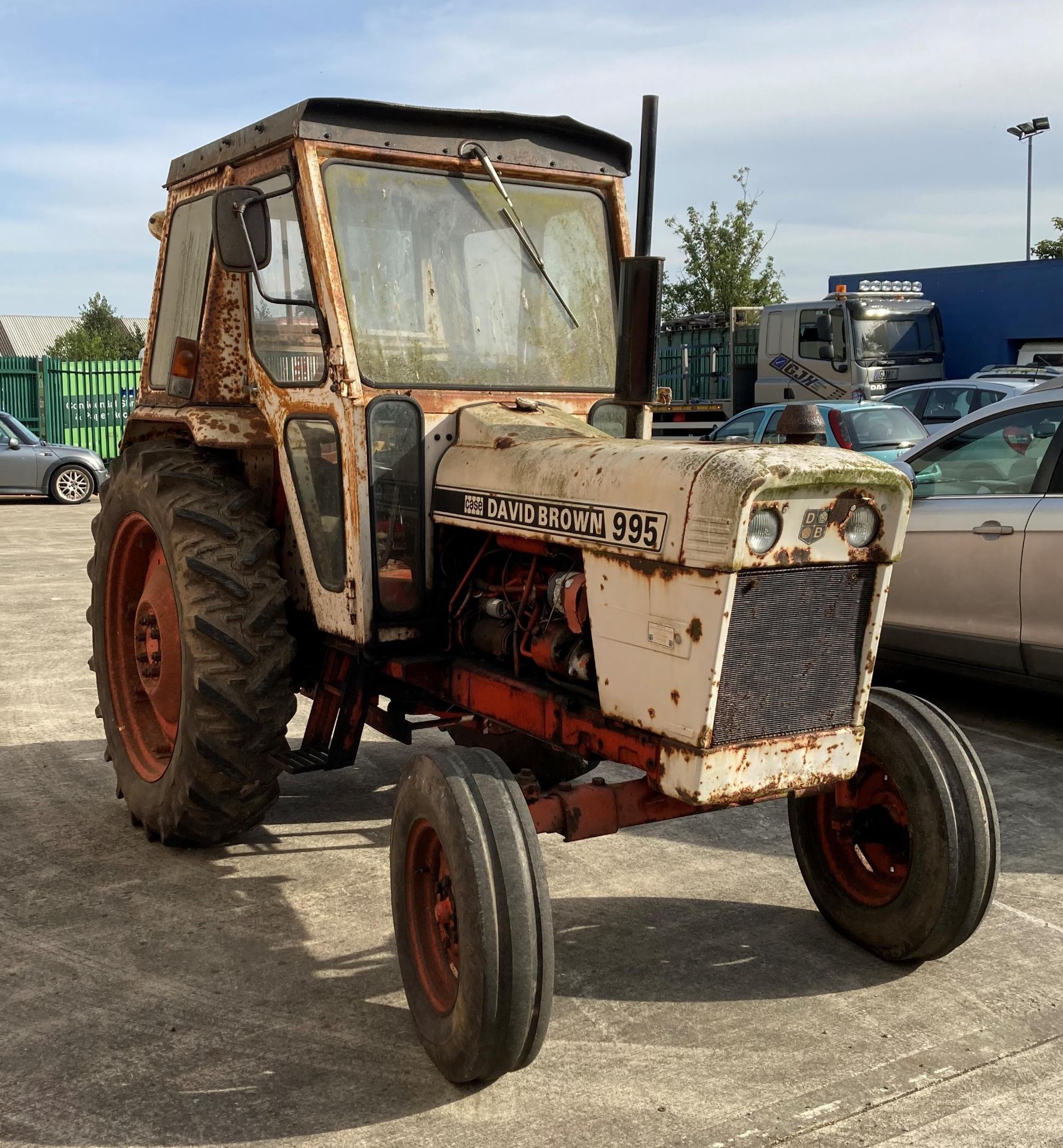 DAVID BROWN 995 CASE AGRICULTURAL TRACTOR complete with cab - White and red. From a deceased estate.