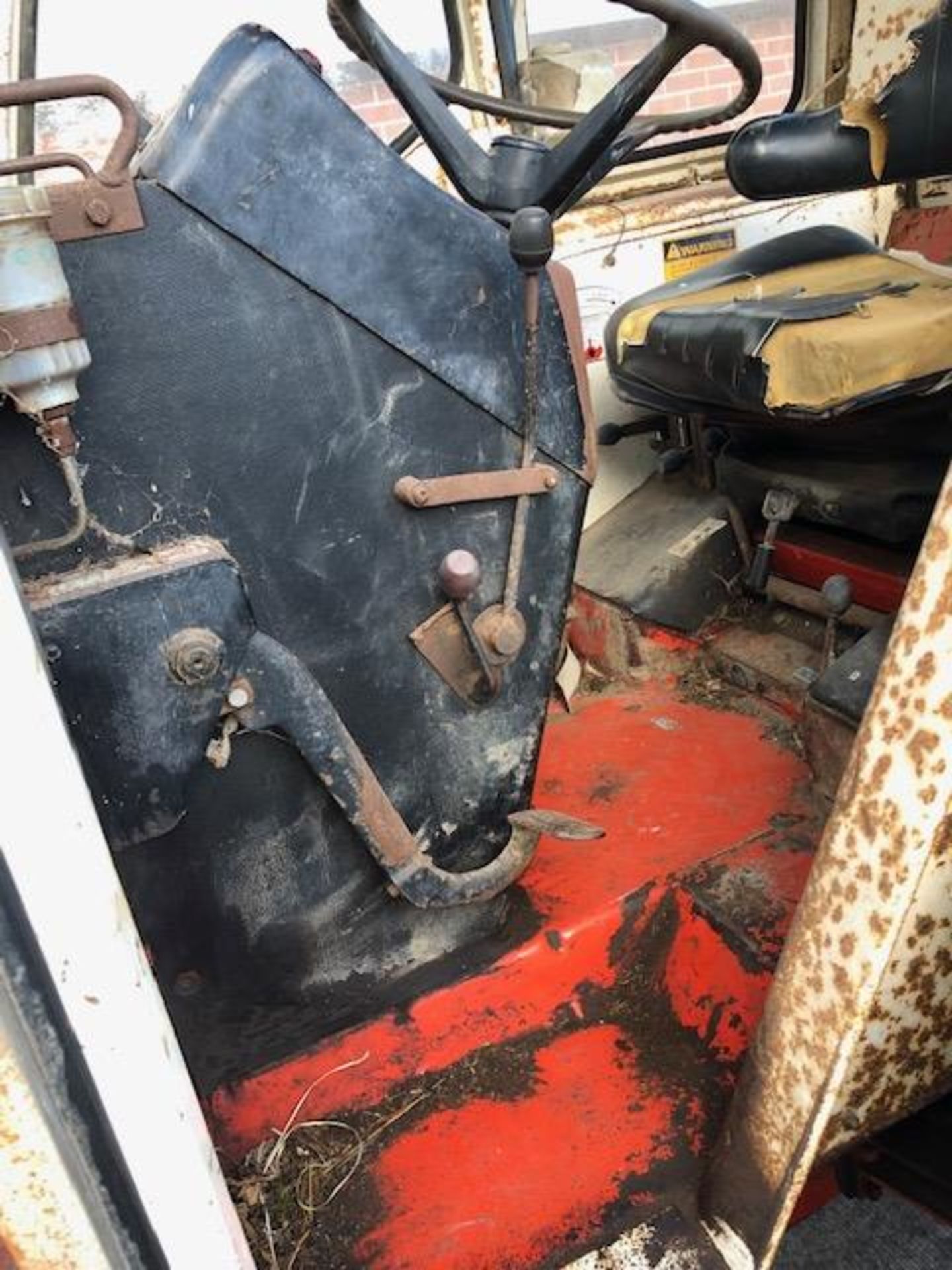 DAVID BROWN 995 CASE AGRICULTURAL TRACTOR complete with cab - White and red. From a deceased estate. - Image 16 of 16