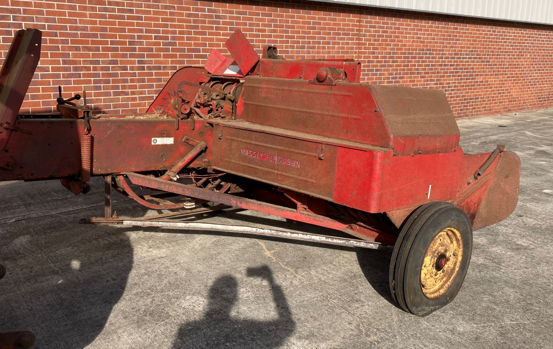 A MASSEY FERGUSON 20-8 HAY BALING MACHINE - Red. From a deceased estate. Serial No: 66295. - Image 3 of 14