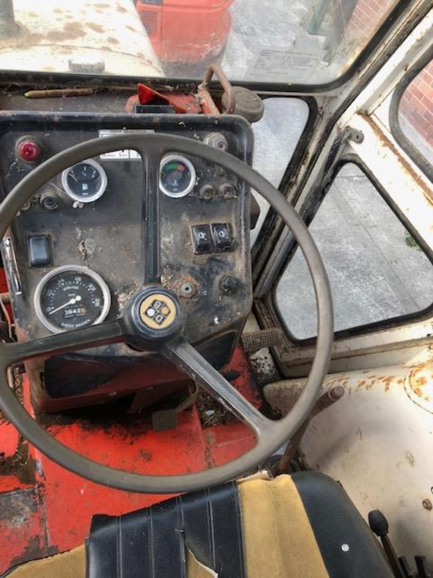 DAVID BROWN 995 CASE AGRICULTURAL TRACTOR complete with cab - White and red. From a deceased estate. - Image 15 of 16