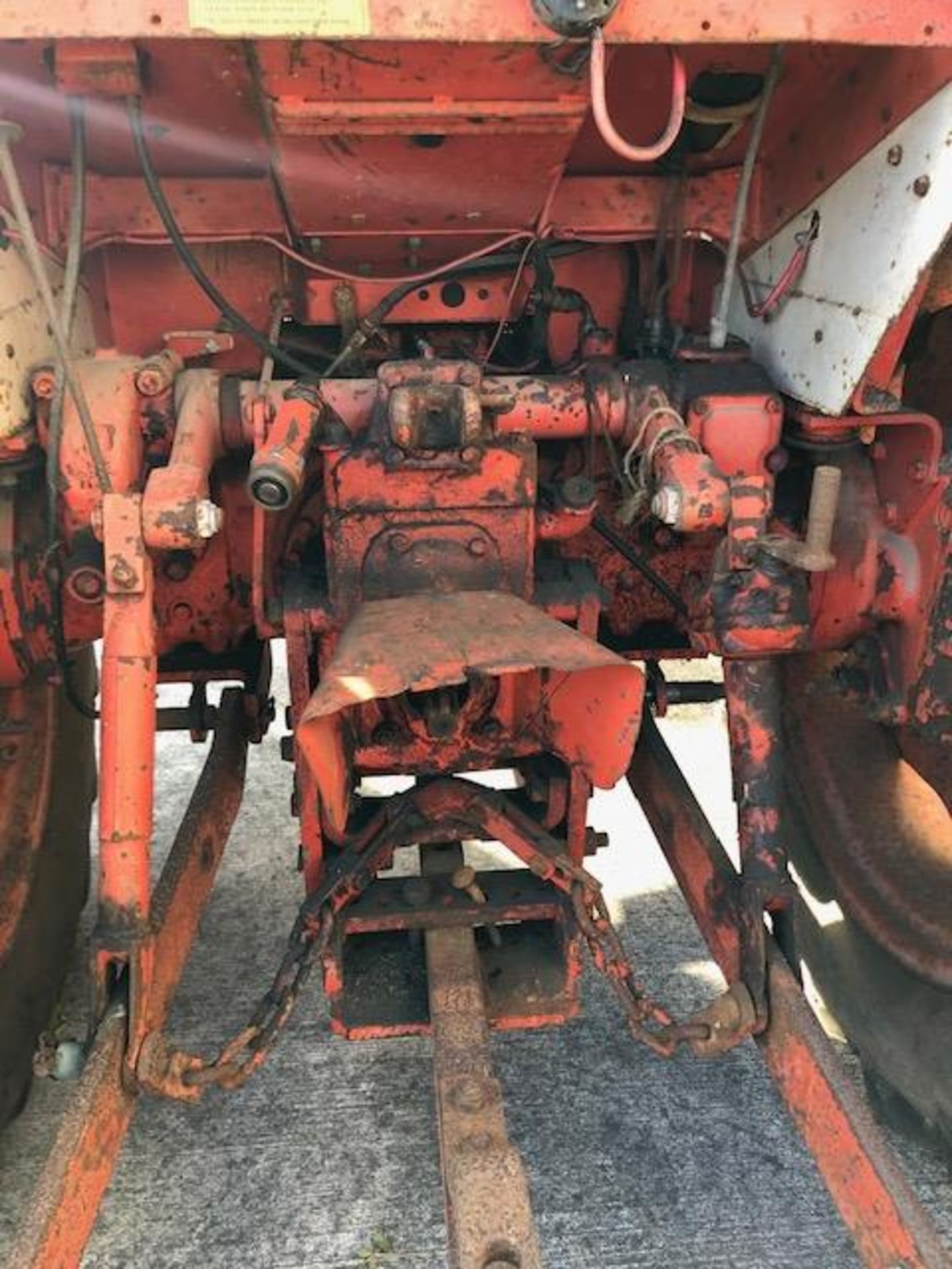 DAVID BROWN 995 CASE AGRICULTURAL TRACTOR complete with cab - White and red. From a deceased estate. - Image 13 of 16