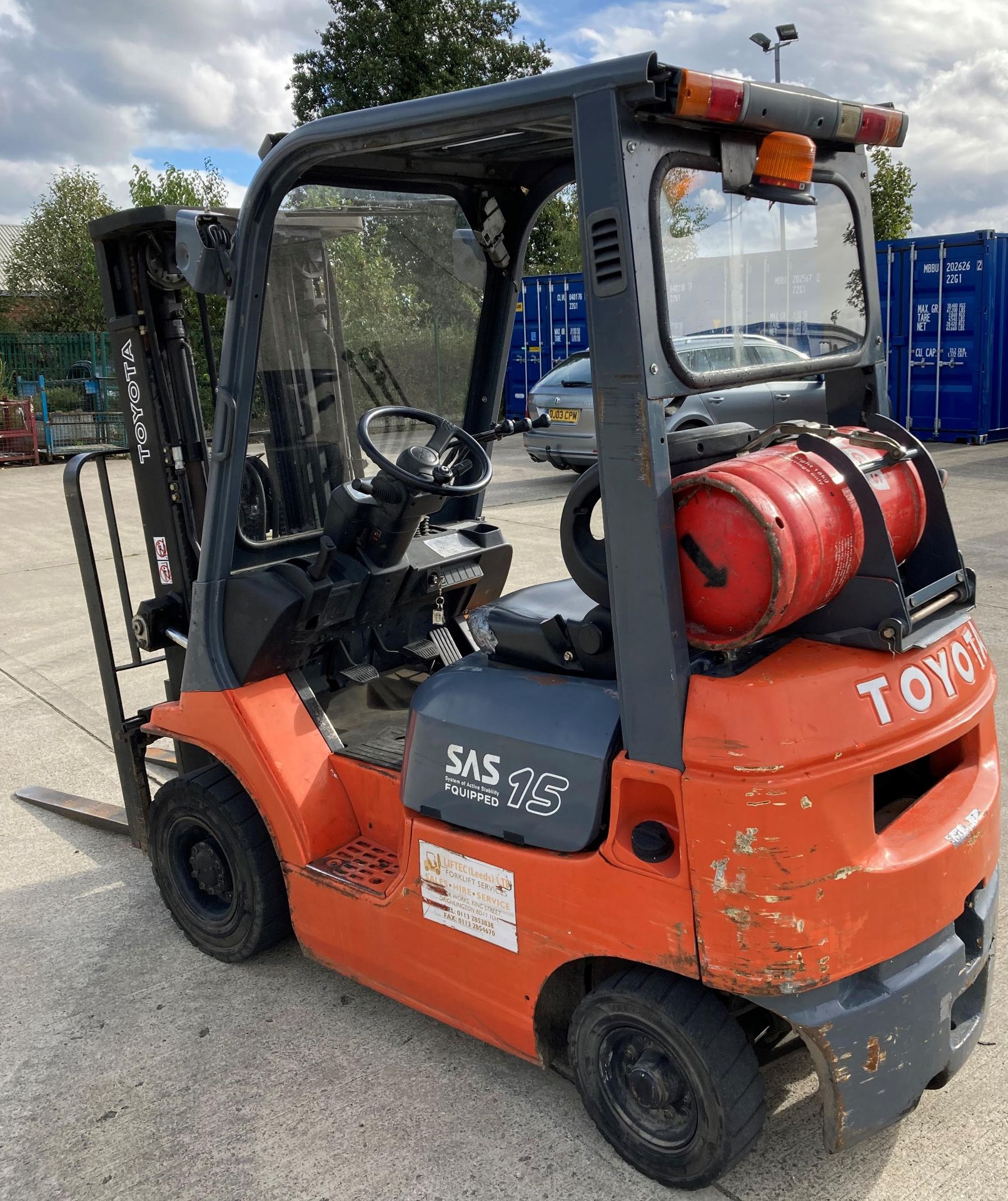 TOYOTA 1.5 tonne gas forklift truck model no: 42-7FGF15 - side shift - orange/grey. - Image 3 of 7