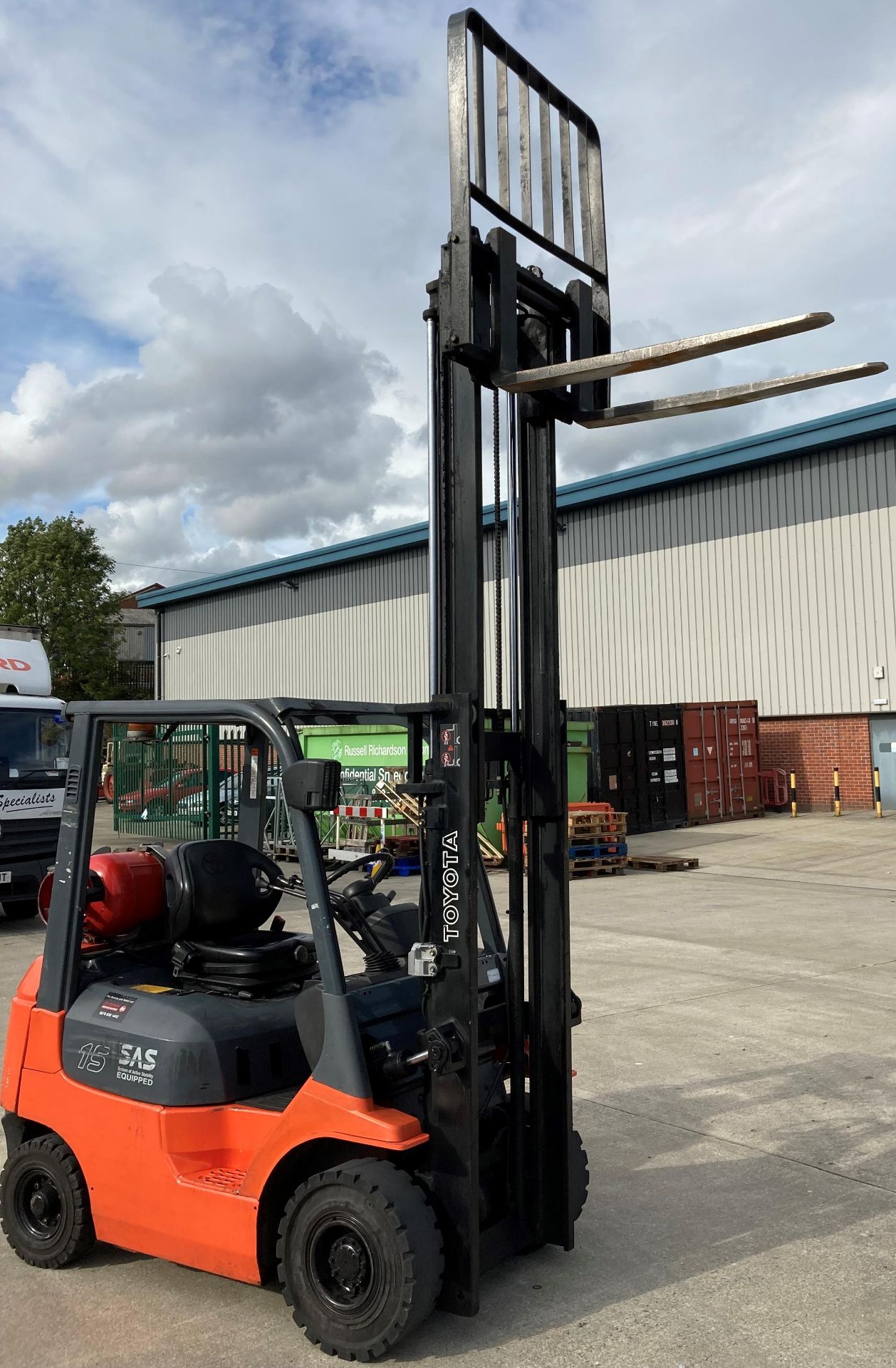 TOYOTA 1.5 tonne gas forklift truck - side shift - orange/grey. - Image 8 of 8