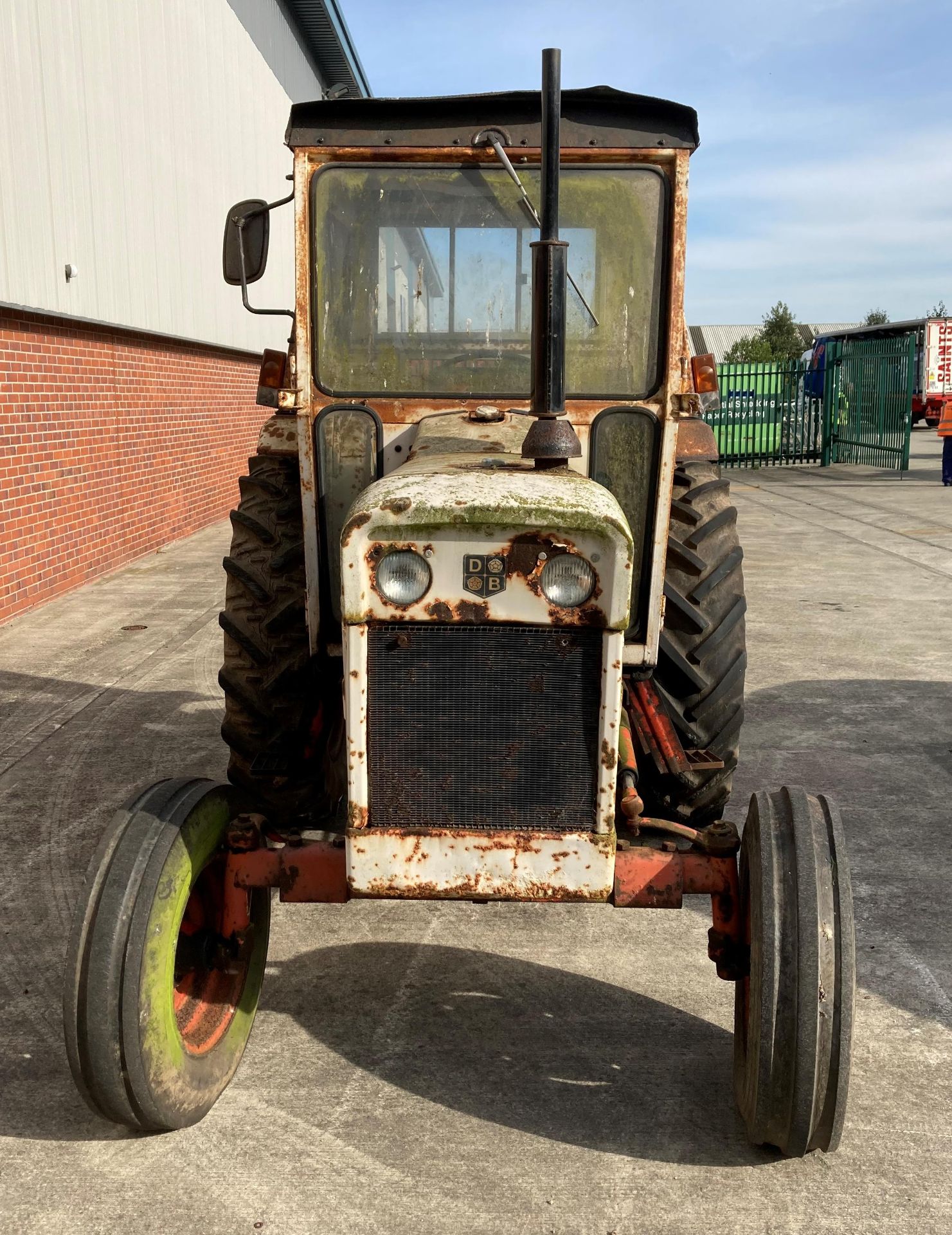 DAVID BROWN 995 CASE AGRICULTURAL TRACTOR complete with cab - White and red. From a deceased estate. - Image 4 of 16