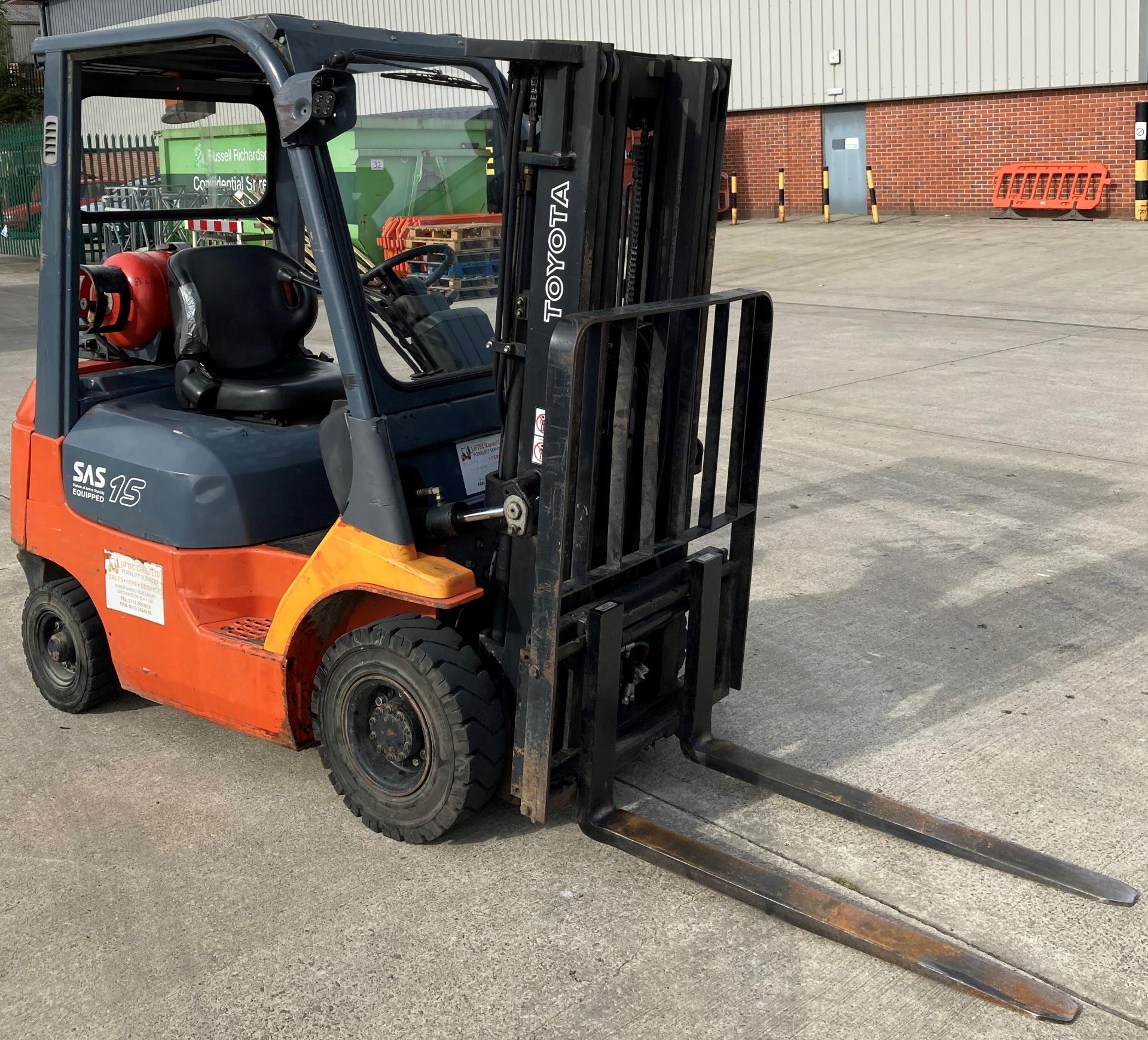 TOYOTA 1.5 tonne gas forklift truck model no: 42-7FGF15 - side shift - orange/grey.