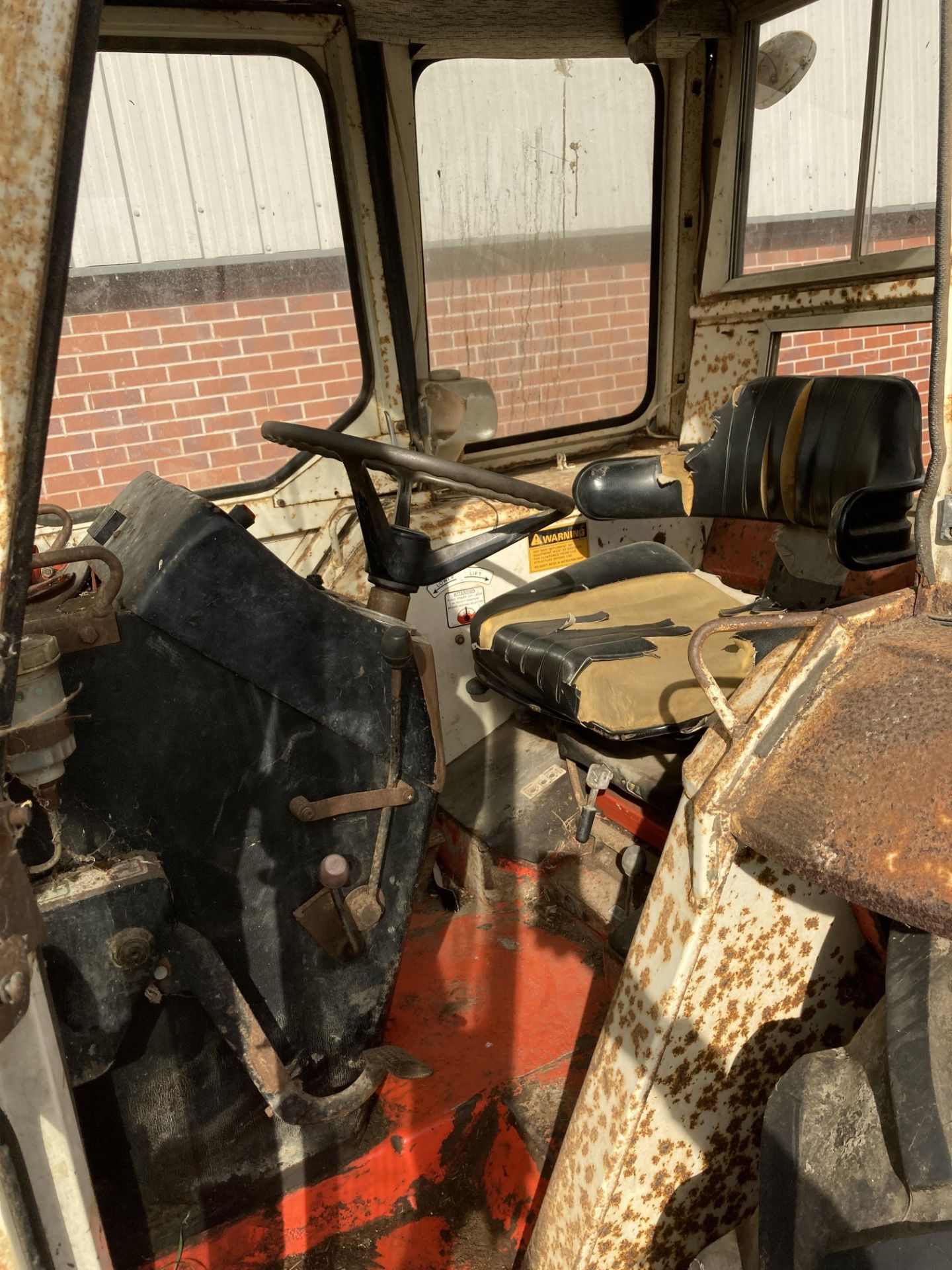 DAVID BROWN 995 CASE AGRICULTURAL TRACTOR complete with cab - White and red. From a deceased estate. - Image 9 of 16