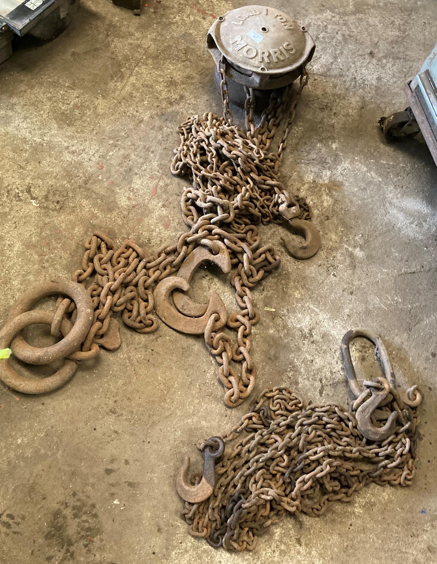 Morris 1 ton chain block and set of chain 3 leg dogs and 2 leg dogs