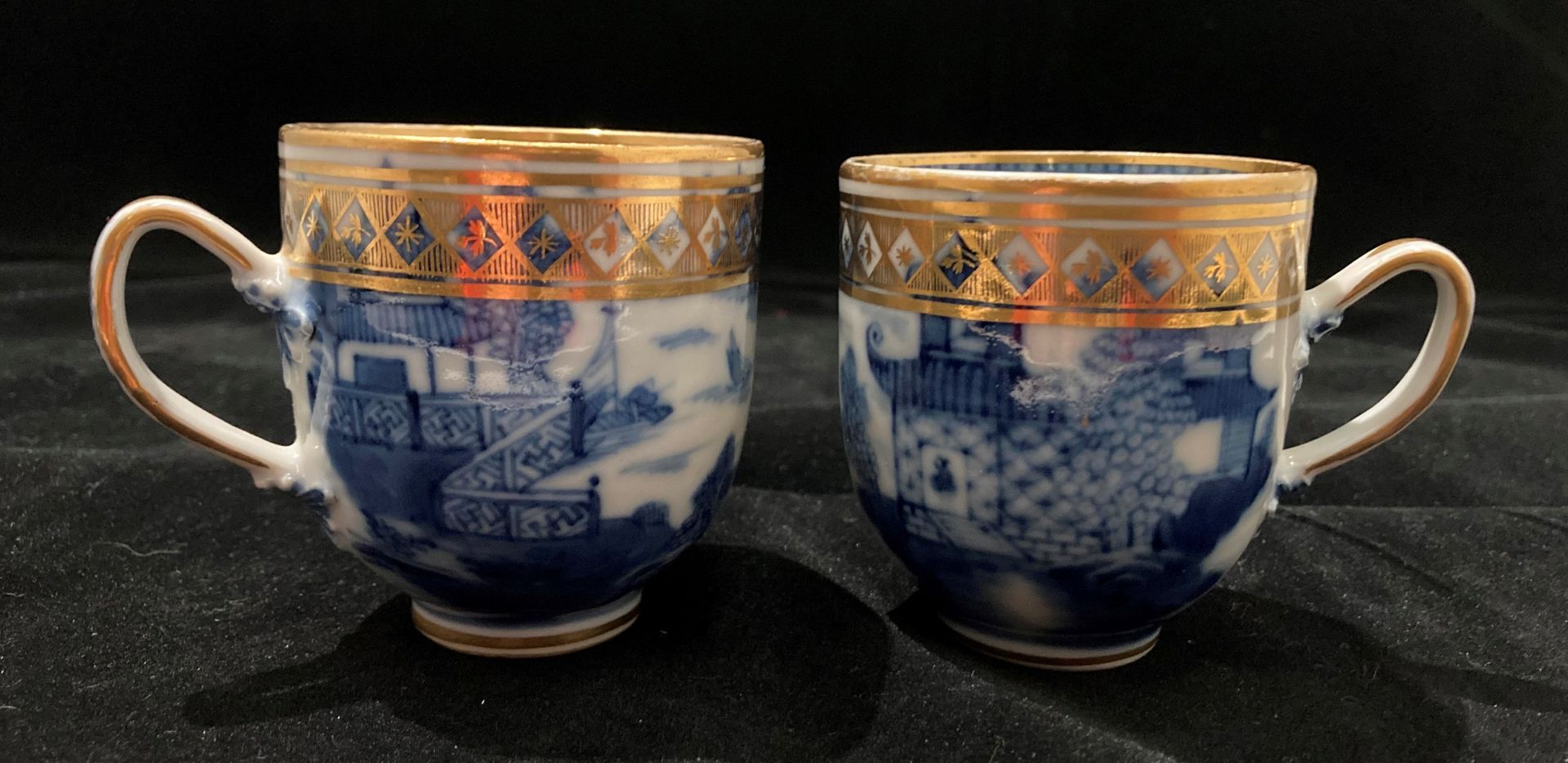 Two blue and gilt oriental patterned cups with matching bowls/saucers (four pieces) - Image 4 of 5