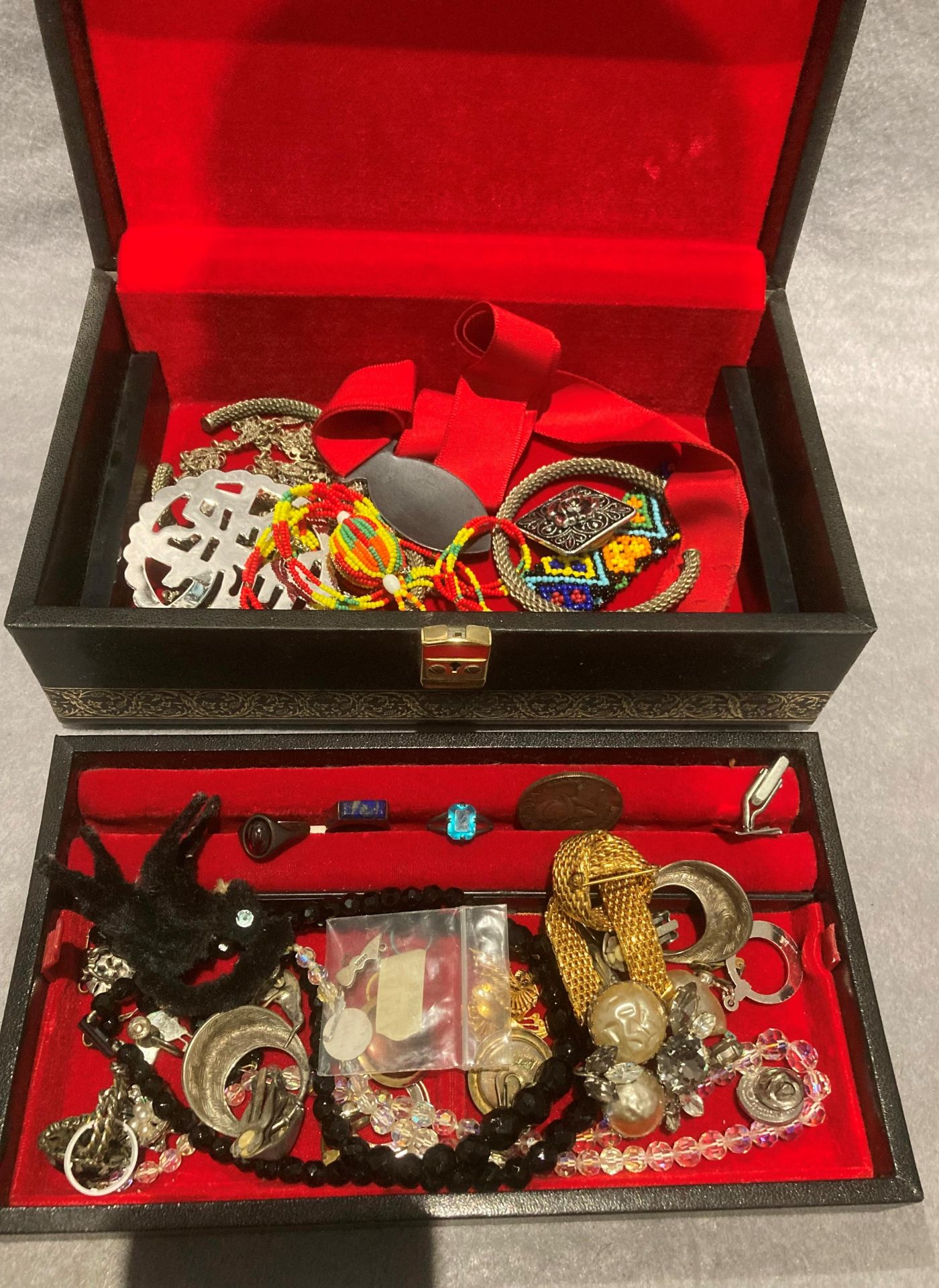 Contents to jewellery box - costume jewellery including three silver rings, brooches, cufflinks,